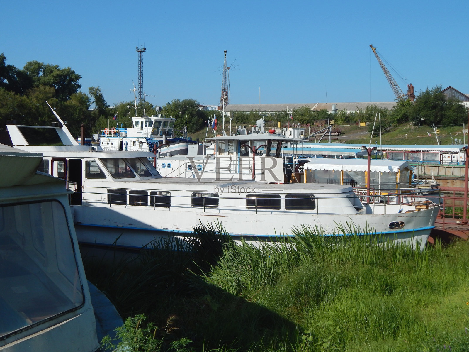 内河舰队的船只停泊在港口。河舰队的基地。岸边船只的照片。照片摄影图片