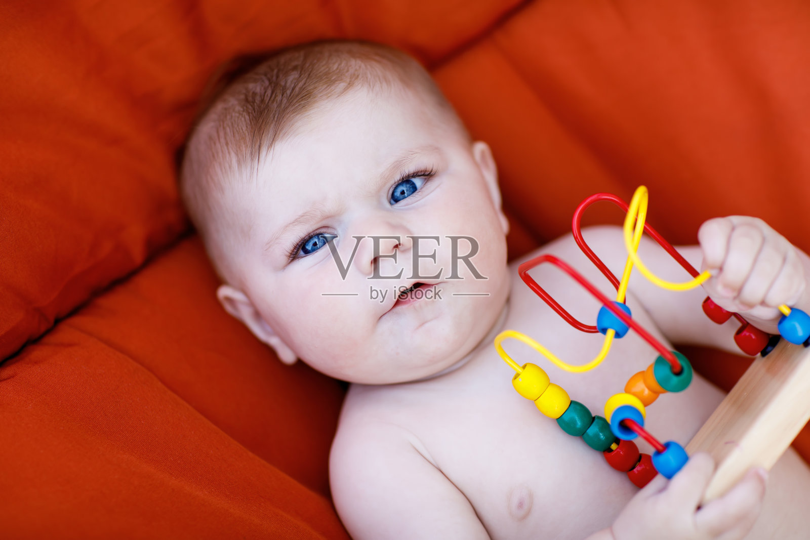 可爱的新生儿玩彩色的木制教育摇响器玩具照片摄影图片