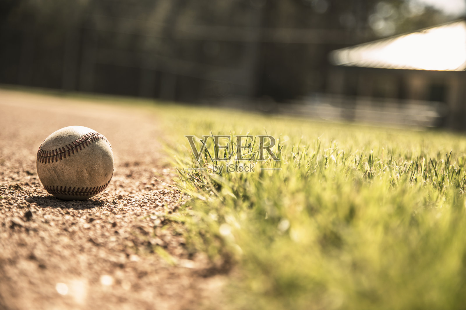 棒球赛季到了。球场上风化的球。照片摄影图片