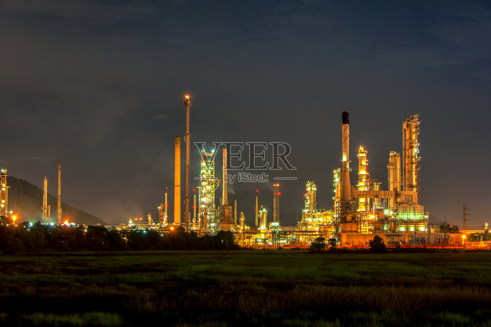 黄昏时分的炼油工业和石化工厂照片摄影图片