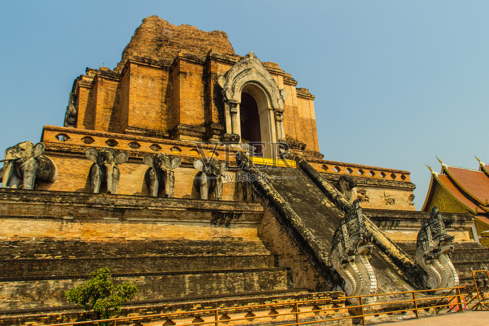 位于泰国清迈的佛塔(皇家大佛塔的寺庙)古老的巨大废墟塔。赤地琅寺建于1383年，在1545年的一次地震后倒塌。照片摄影图片