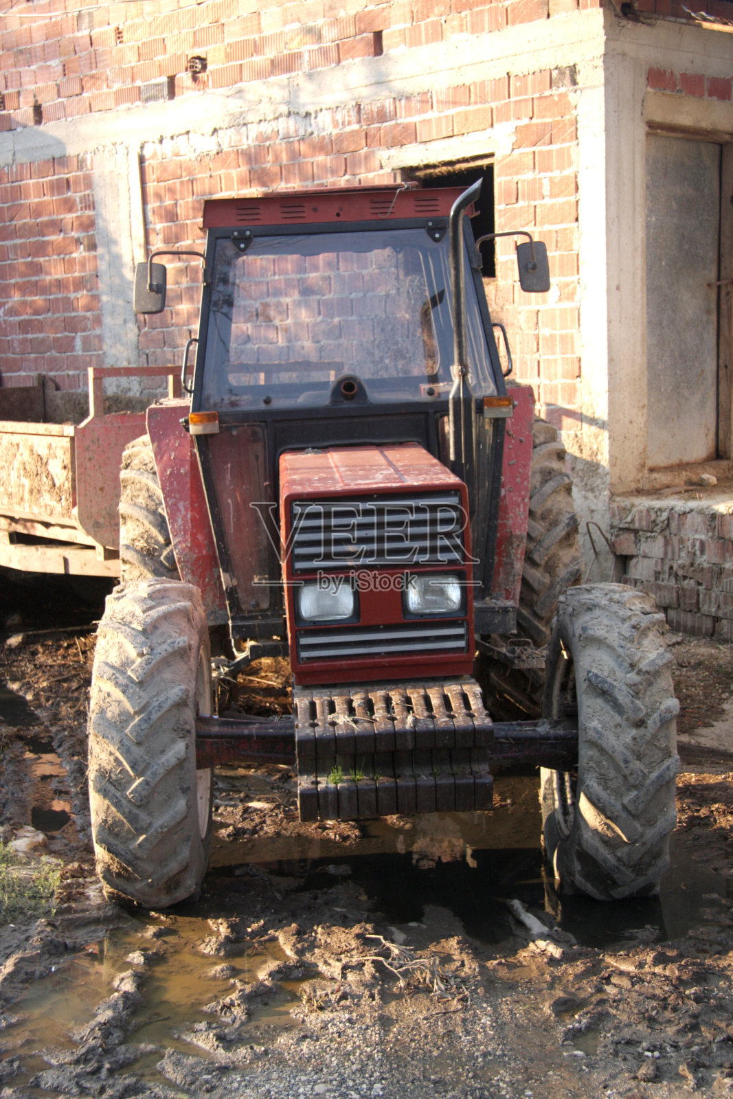 泥浆中的拖拉机照片摄影图片