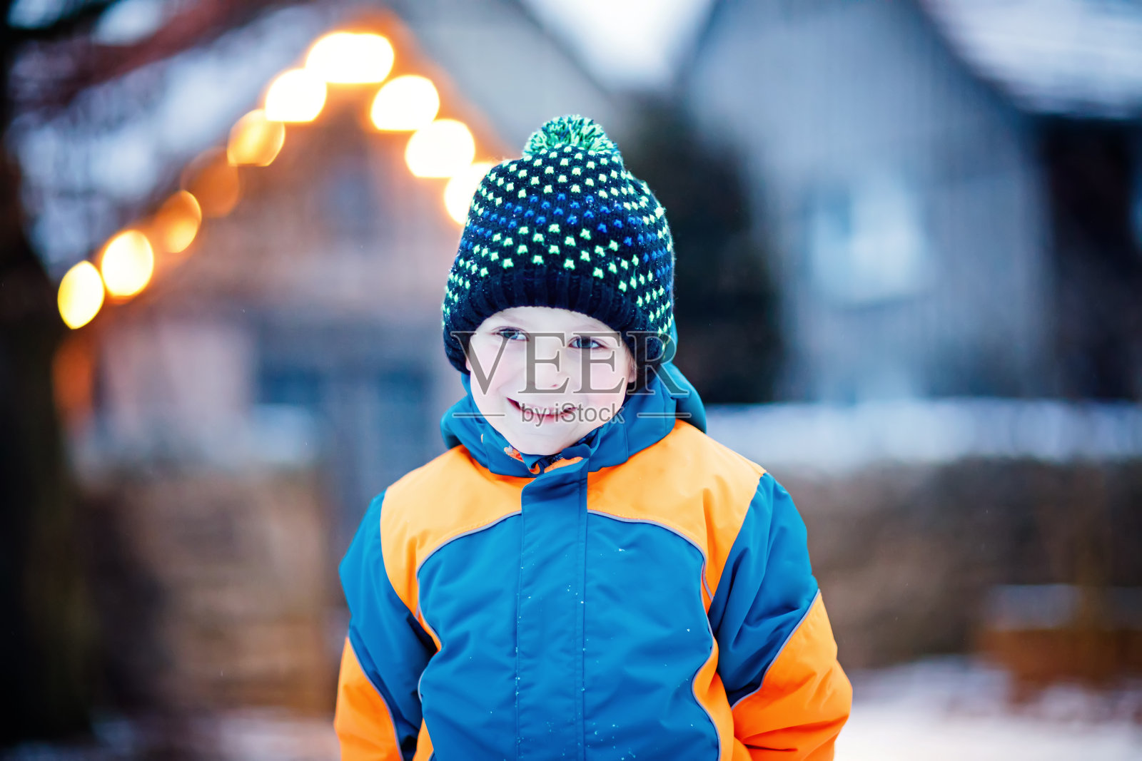快乐的小男孩在冬天玩雪照片摄影图片