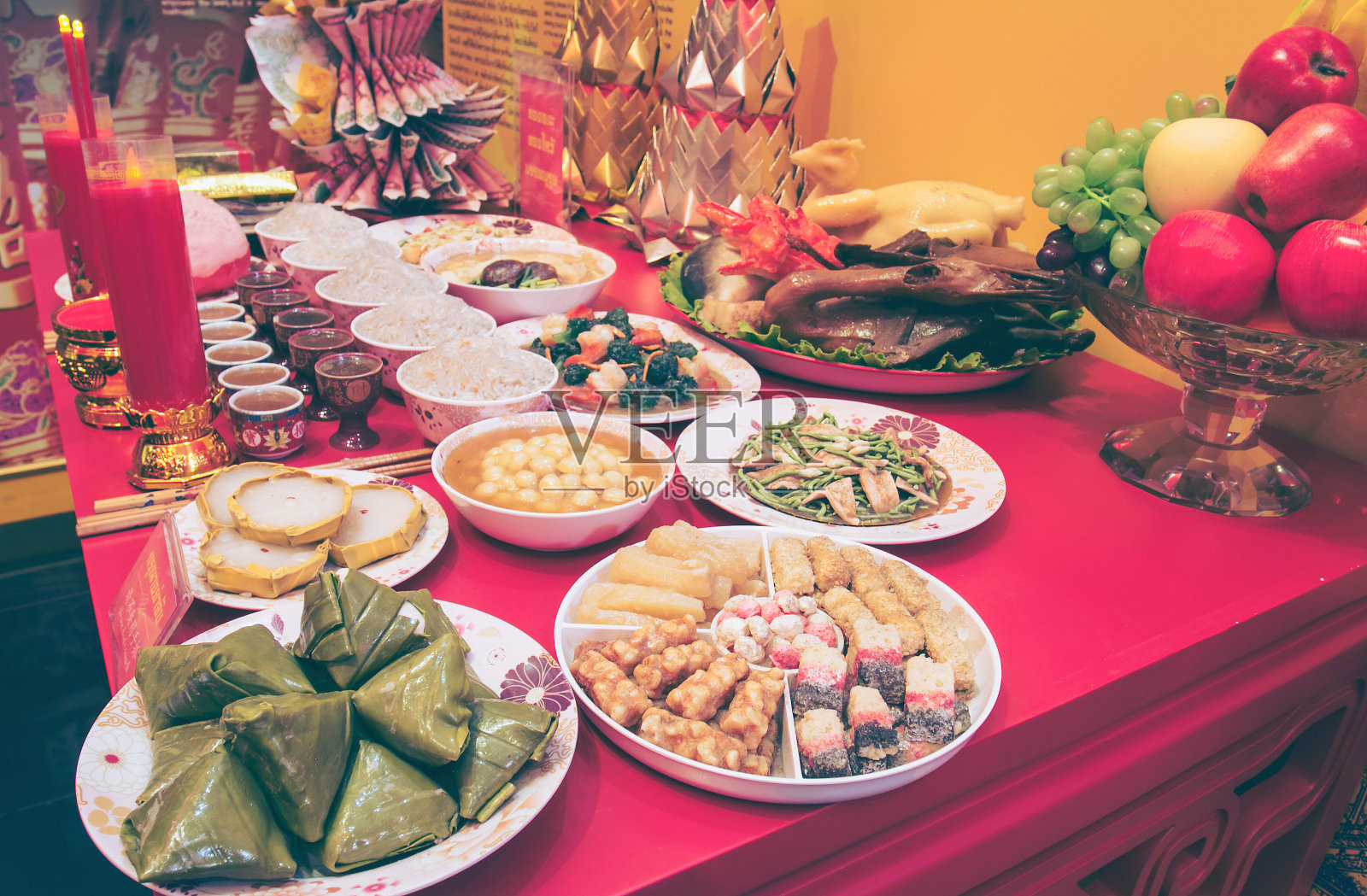 中国新年聚会餐桌红色和金色的主题食物和传统装饰。照片摄影图片
