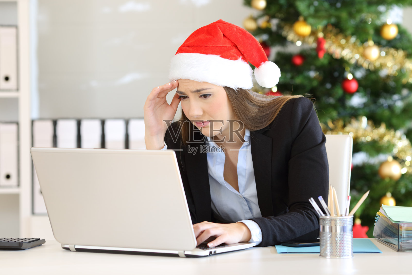 圣诞节在办公室焦虑的员工照片摄影图片