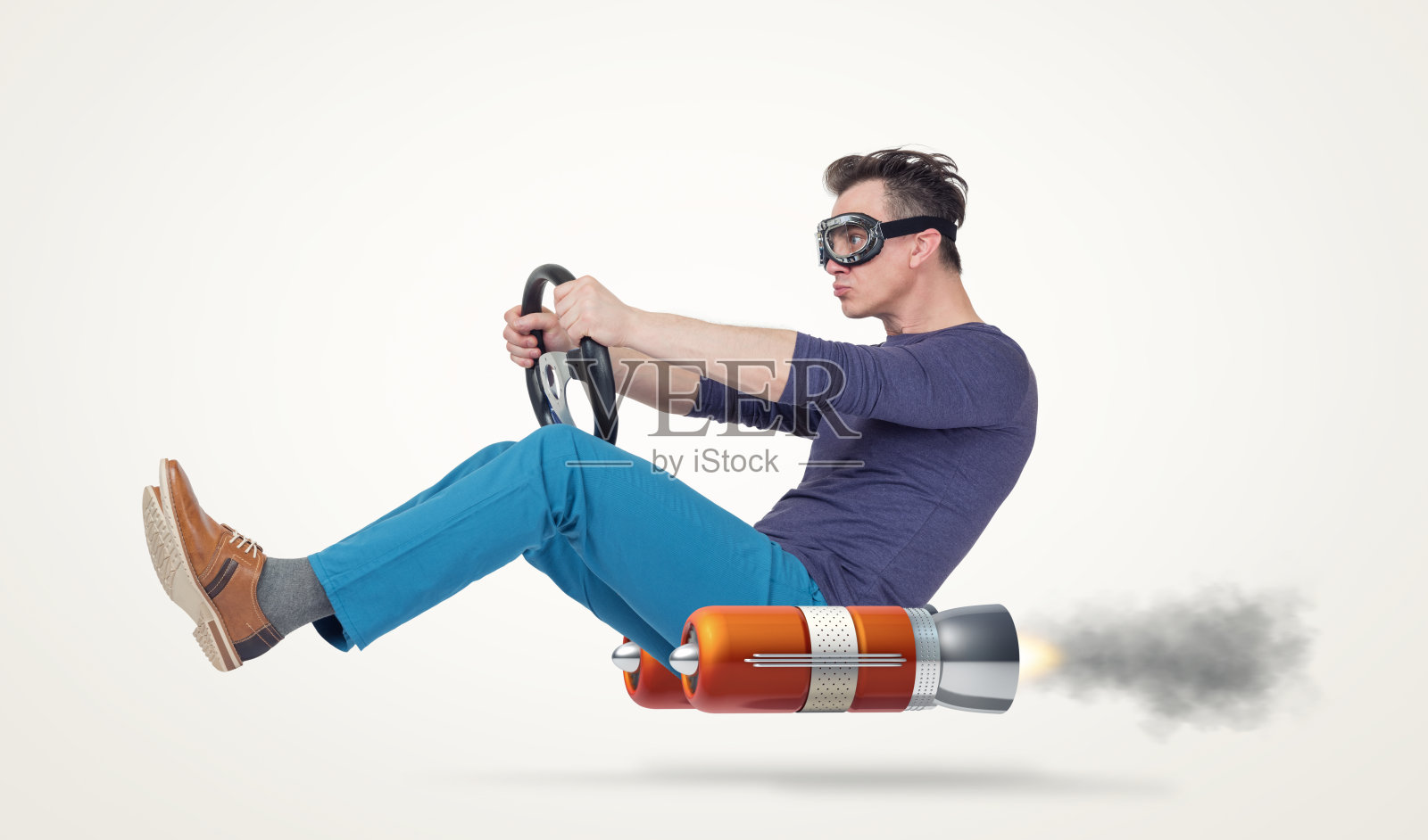 戴着护目镜的滑稽男人开车带着轮子，替代交通工具的概念照片摄影图片