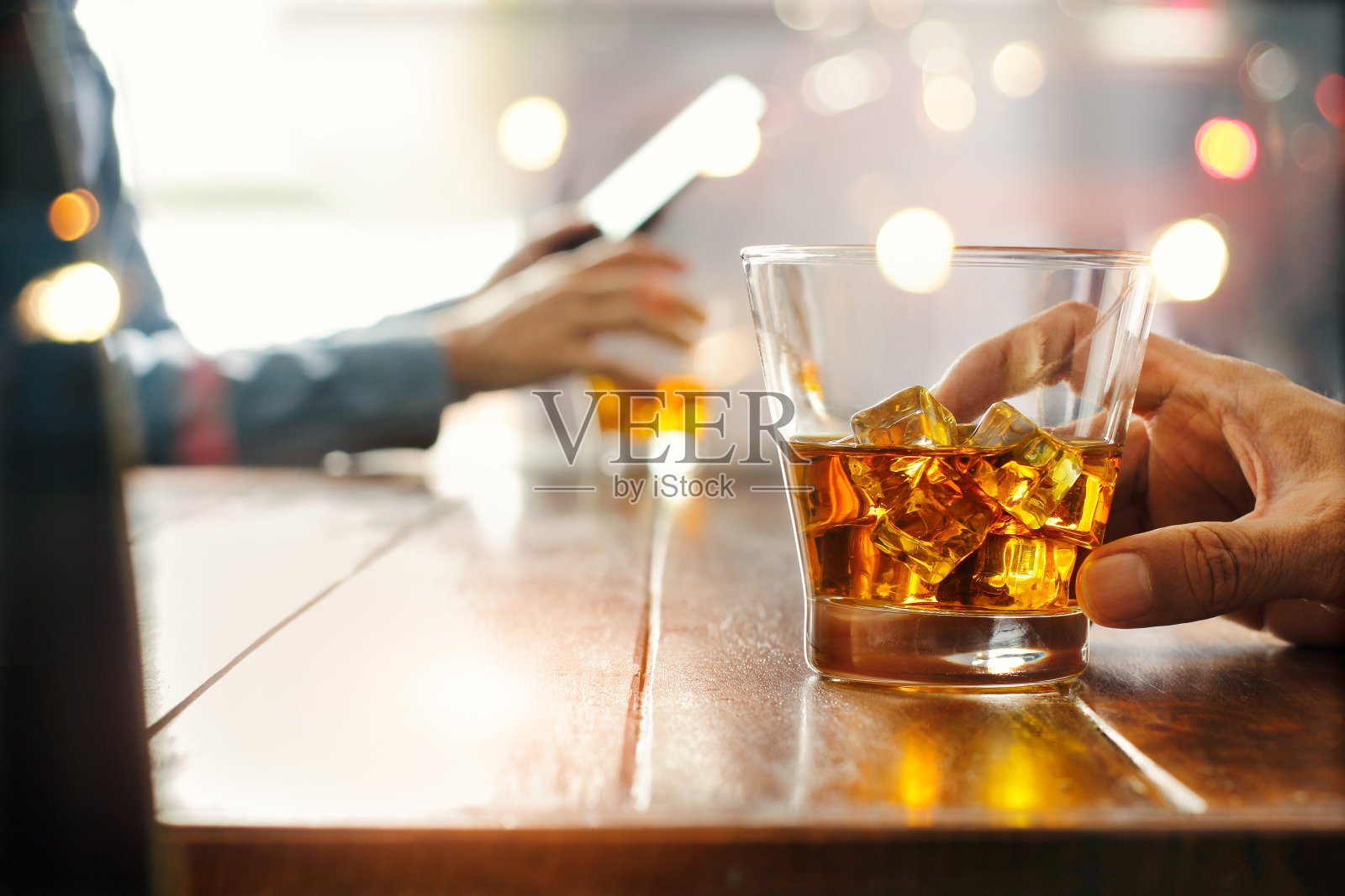 特写的两名男子在酒吧柜台喝威士忌酒精饮料的背景。照片摄影图片