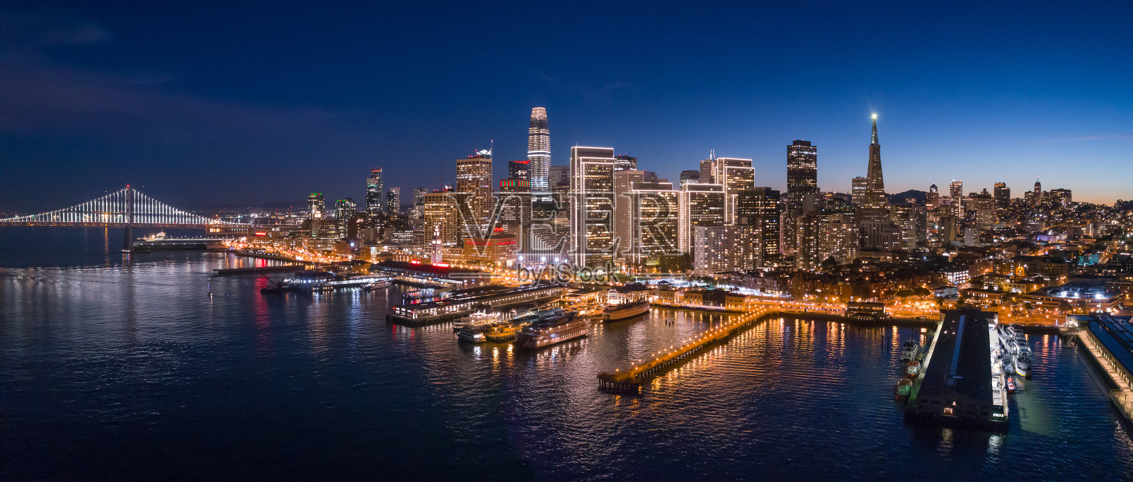 鸟瞰图的旧金山天际线与假日城市灯照片摄影图片