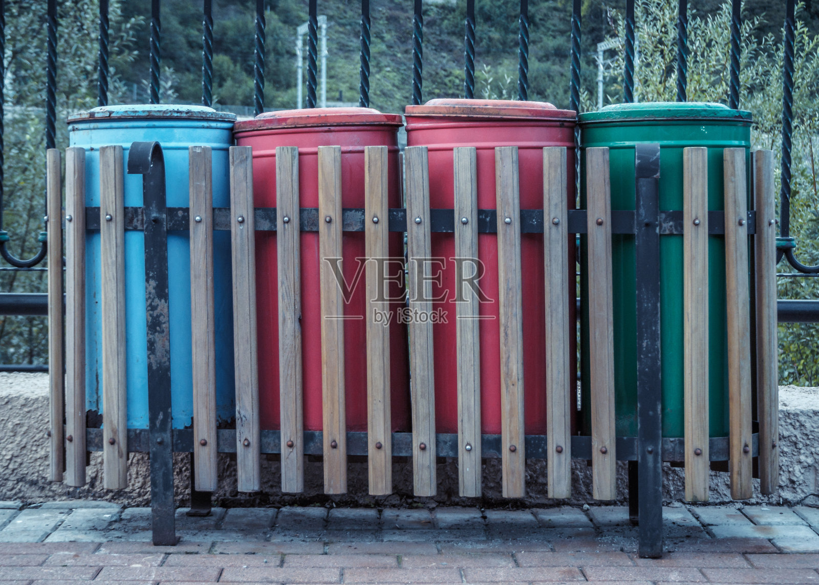 四个不同颜色的垃圾桶照片摄影图片