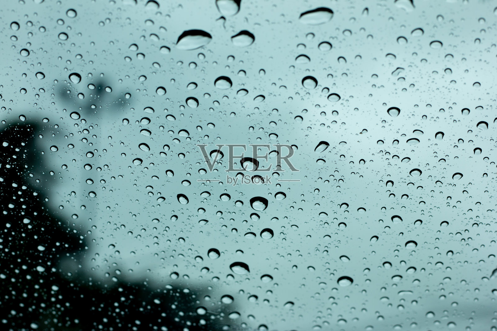 雨点落在挡风玻璃上。照片摄影图片