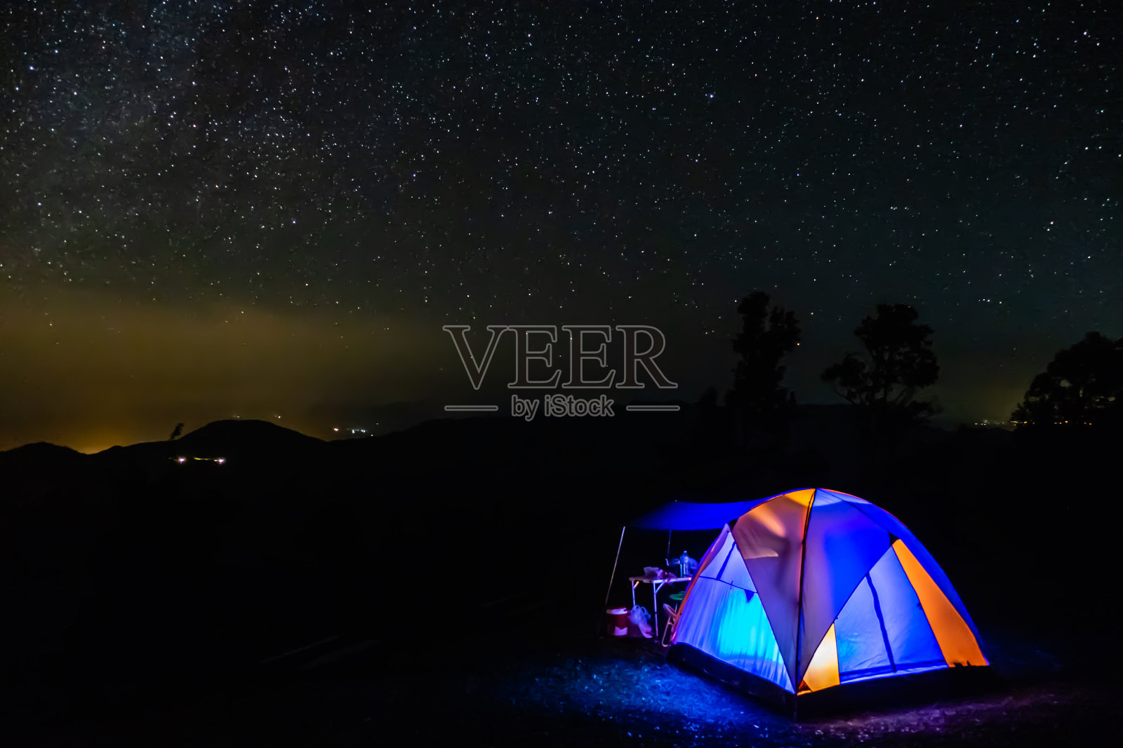 在星空下的夜山露营帐篷照片摄影图片