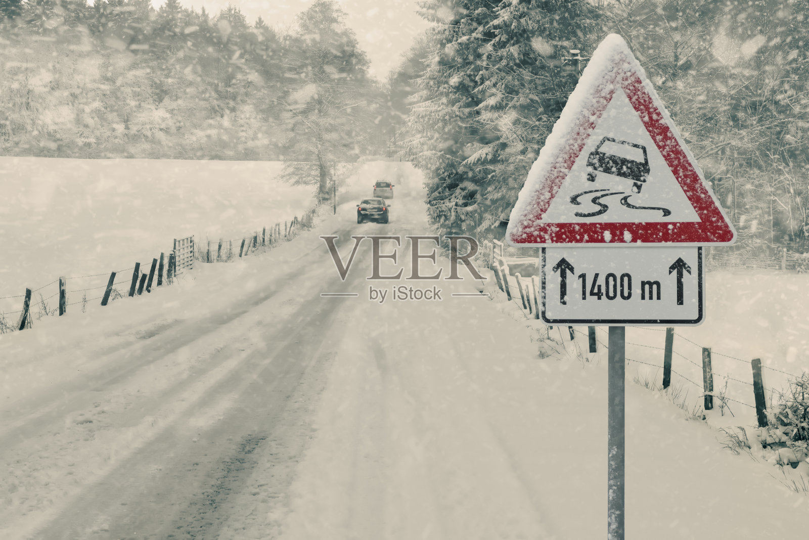 冬季驾驶-有警告标志的雪道照片摄影图片