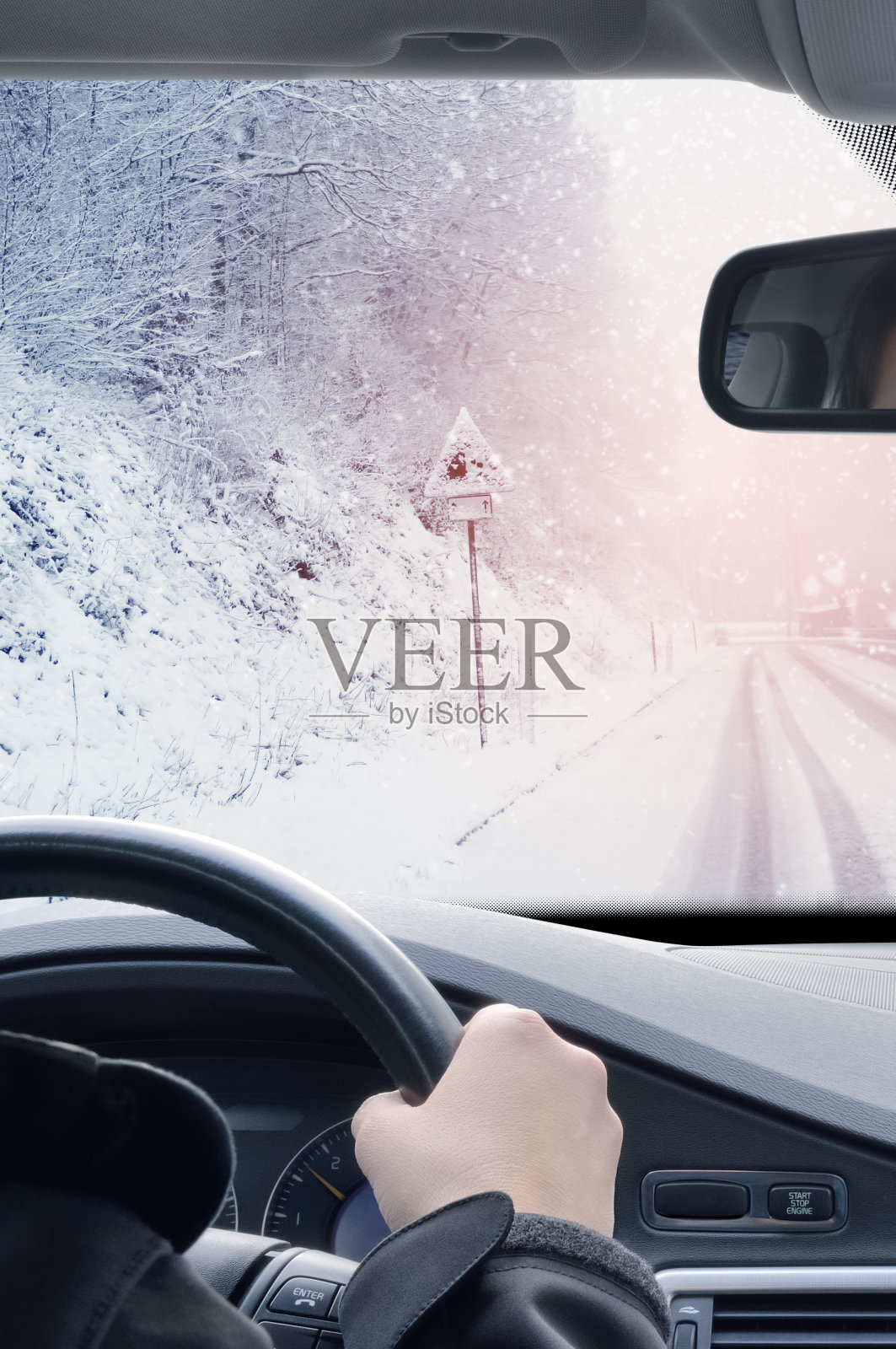 冬天开车——在雪山路上开车照片摄影图片