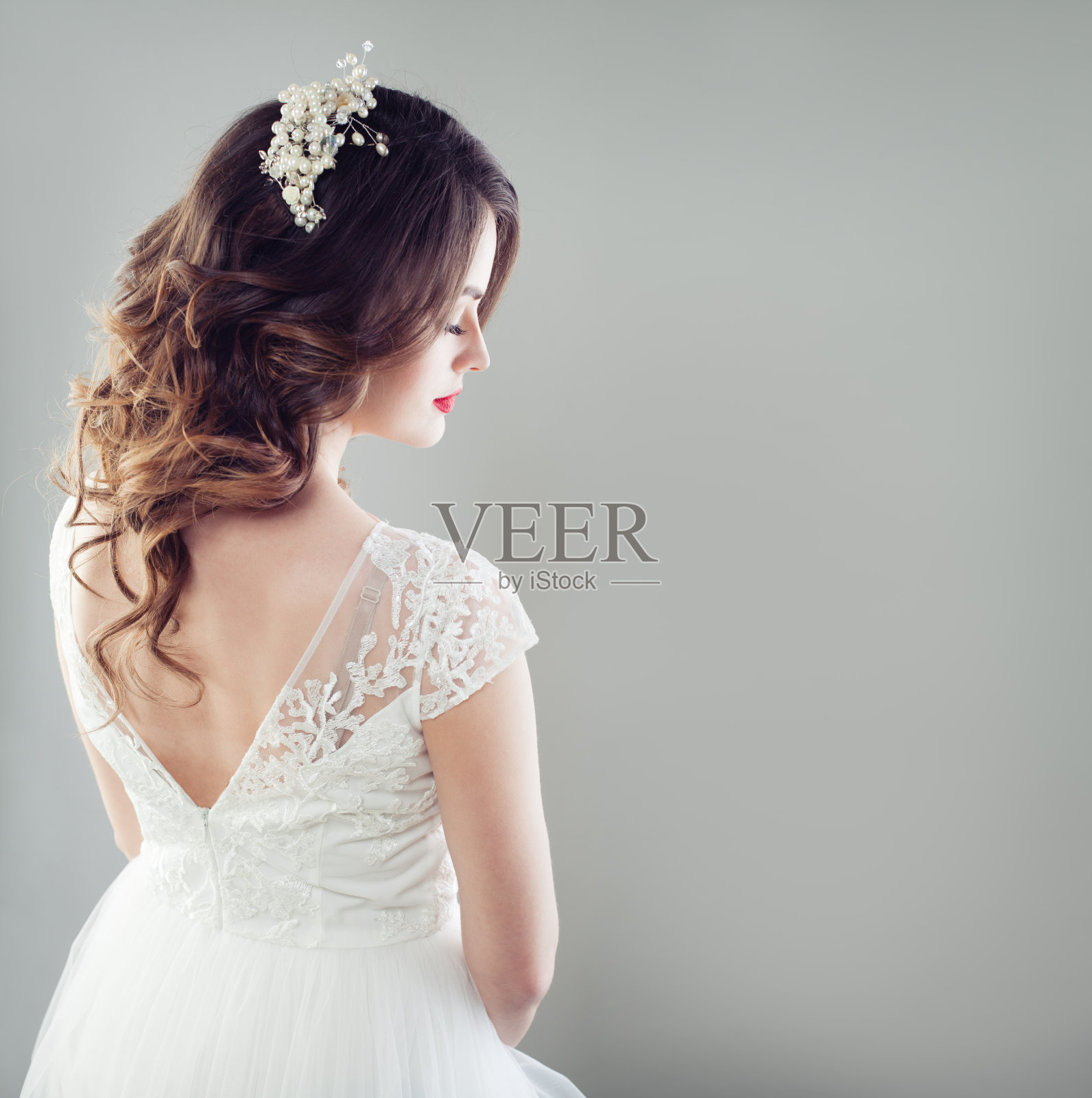 华丽的新娘与新娘的头发，化妆，发型装饰和白色的婚纱。美丽的女照片摄影图片