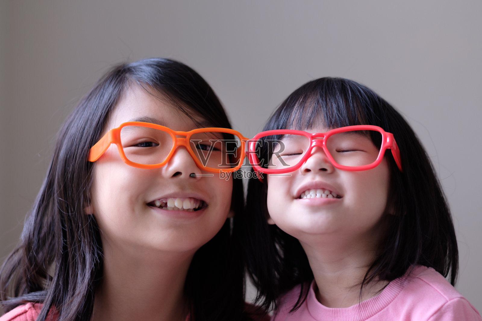 两个戴着大眼镜的小妹妹照片摄影图片