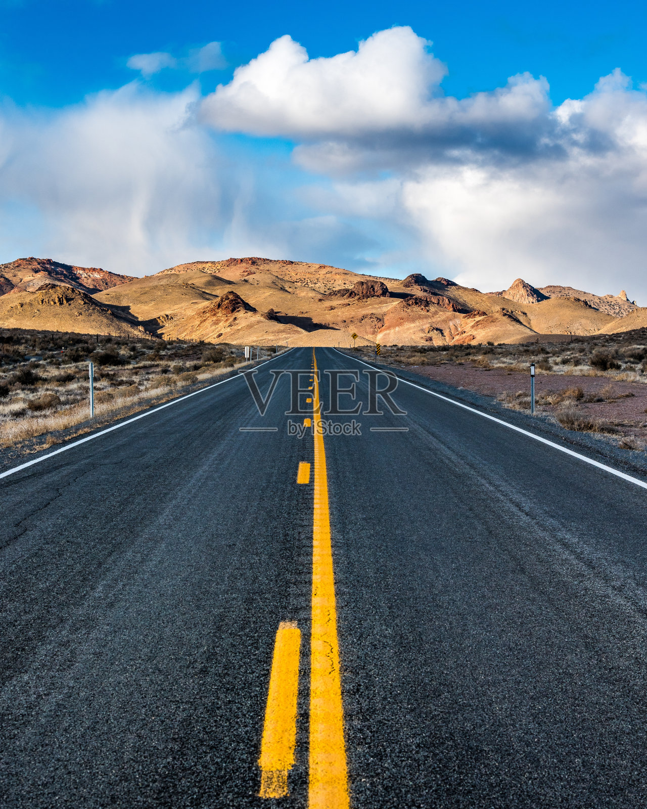 通往内华达州沙漠和天空的道路照片摄影图片