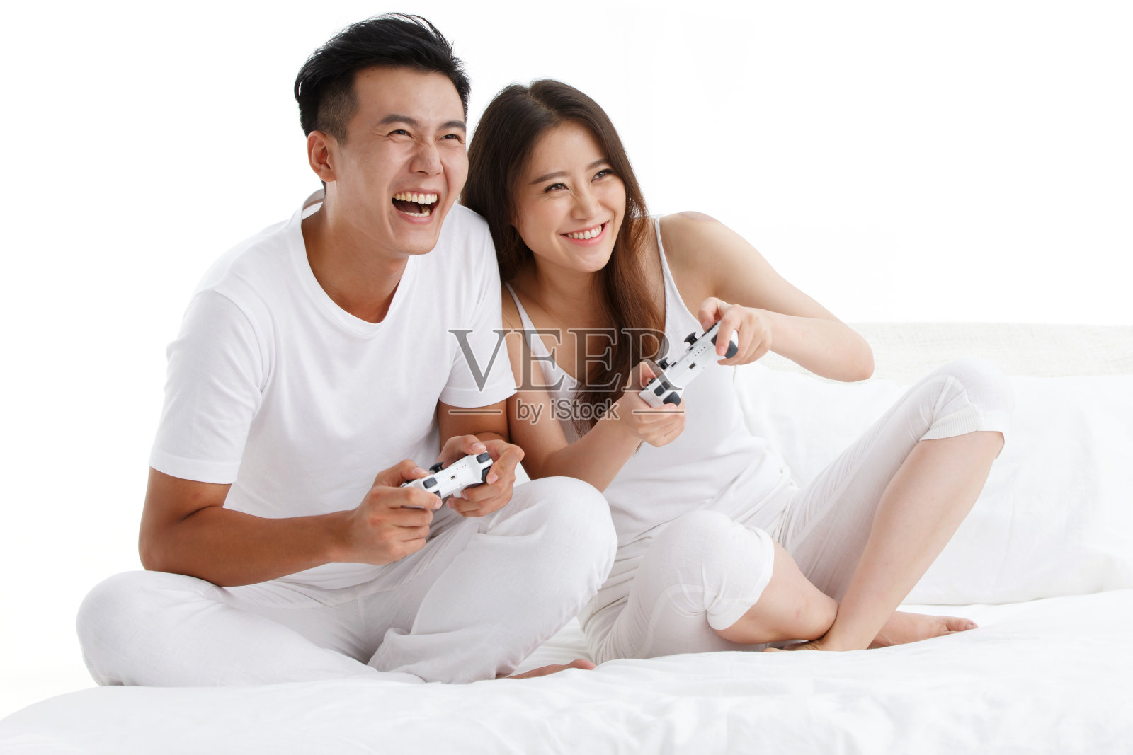 兴奋的青年夫妇在玩游戏照片摄影图片