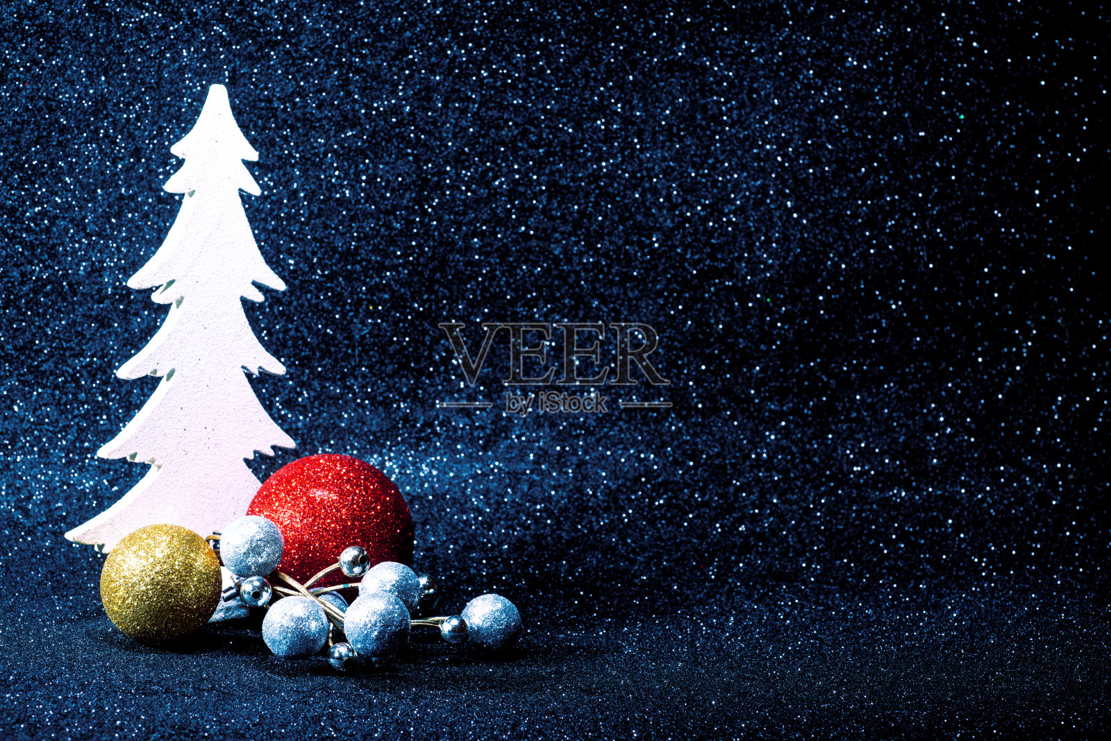 圣诞球和树在闪亮的背景照片摄影图片