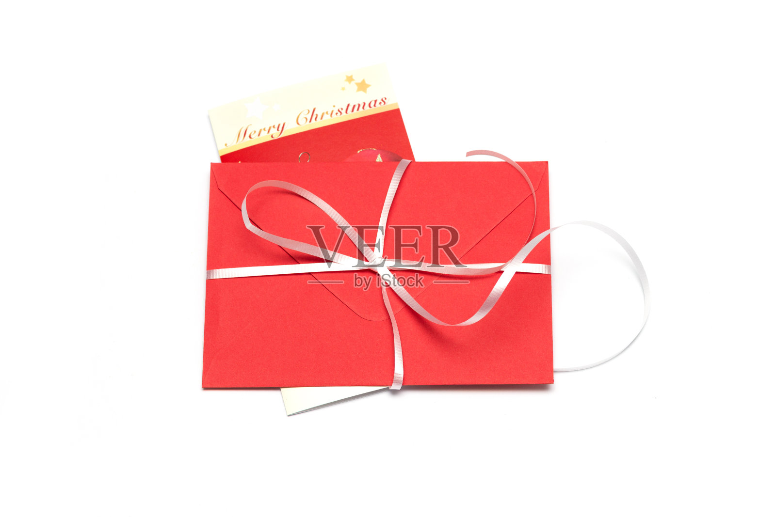 空白的红色信封孤立在白色背景和阴影。模型,圣诞节邮件。爱的宣言。照片摄影图片