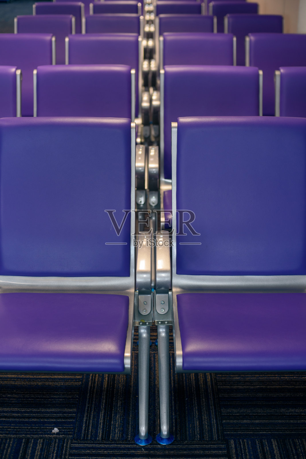 机场候机室的紫色座位照片摄影图片