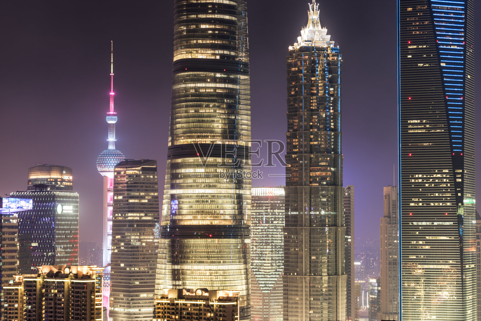 晚上照亮上海的摩天大楼照片摄影图片