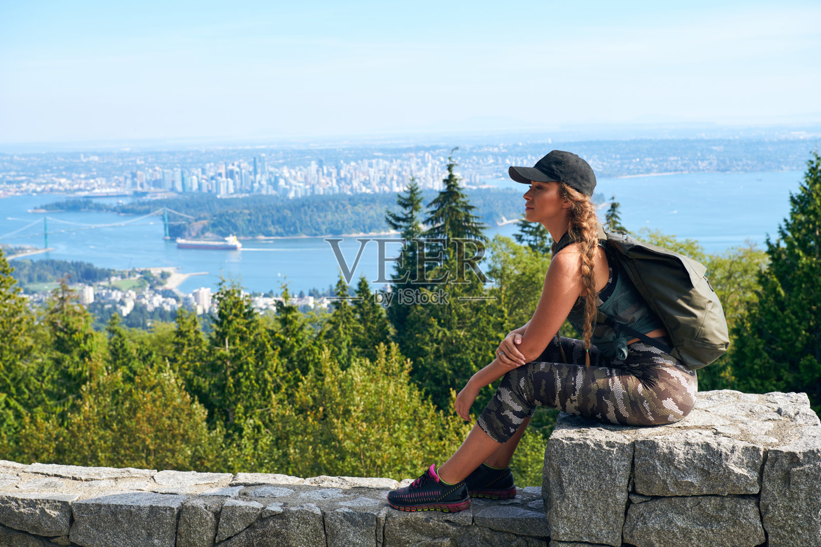 年轻美丽的女人放松在温哥华城市背景照片摄影图片