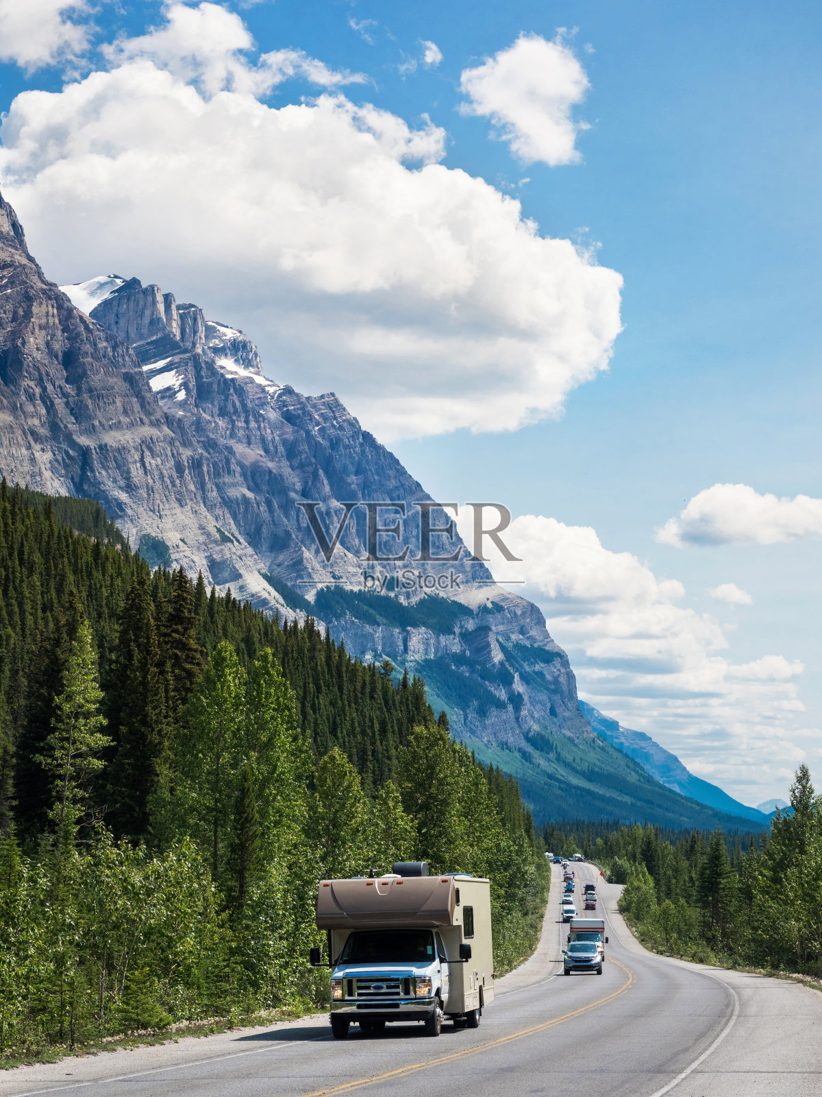 位于加拿大阿尔伯塔省班夫和贾斯珀国家公园之间的冰原公园公路照片摄影图片