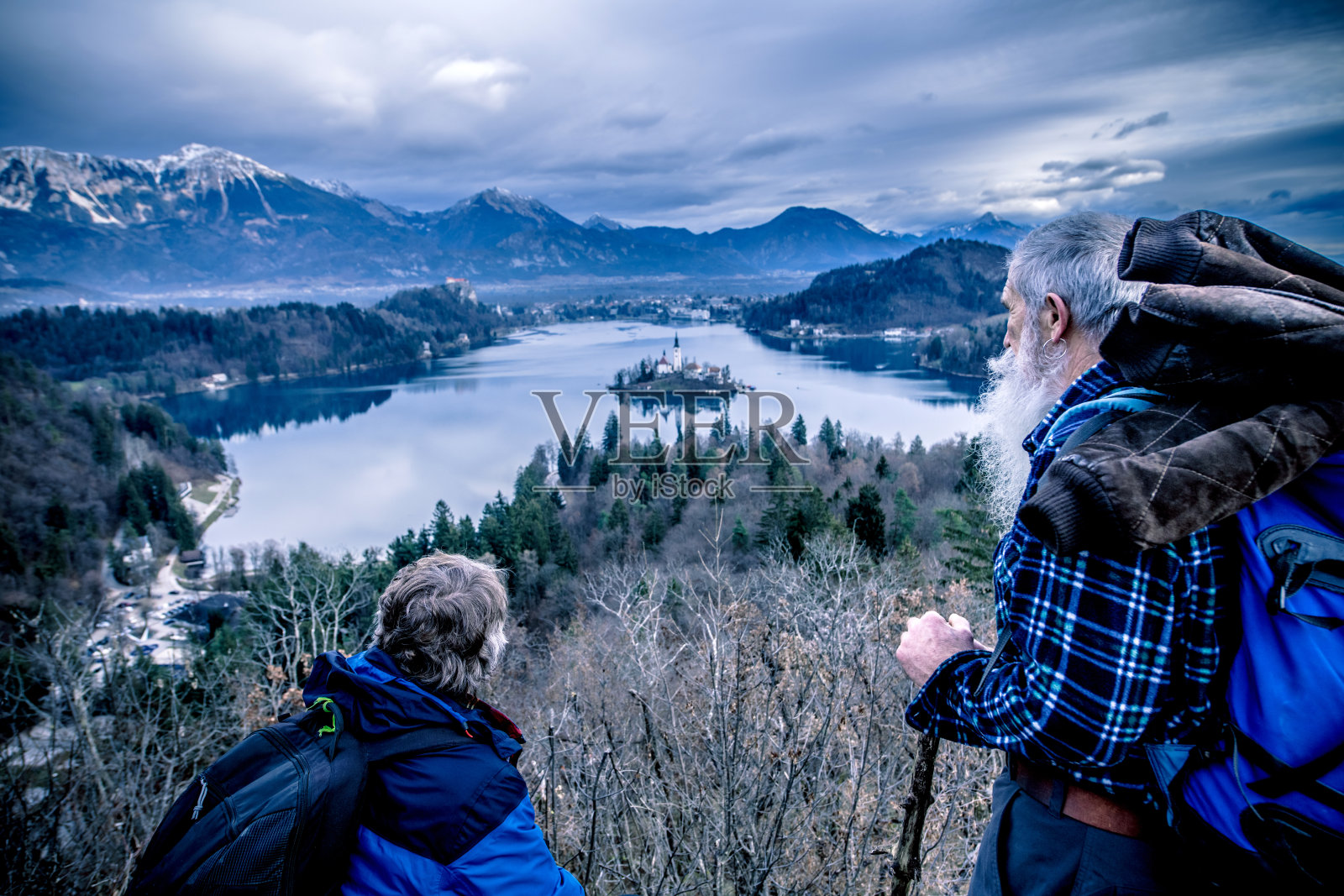 欧洲斯洛文尼亚的老人们欣赏流血湖的景色照片摄影图片