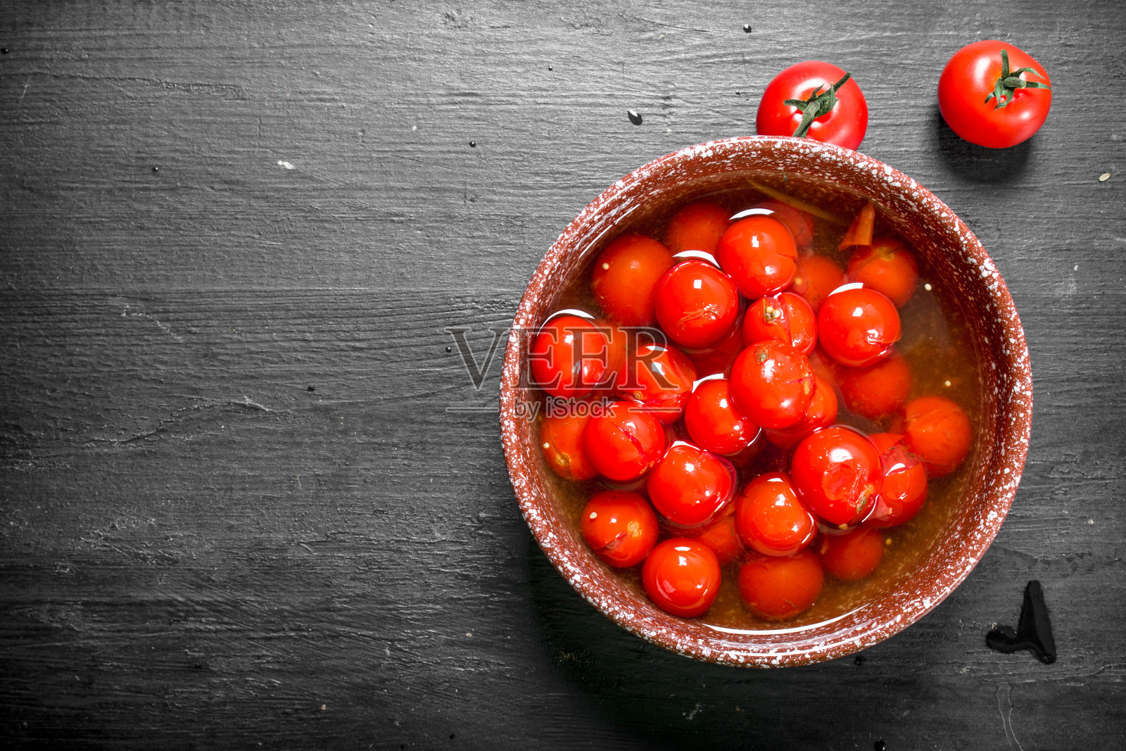 腌番茄在碗里。照片摄影图片