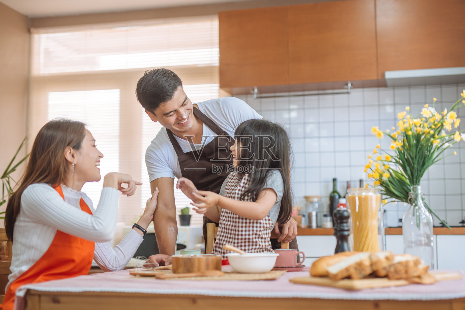 家庭:女儿和父母正在准备烘焙照片摄影图片