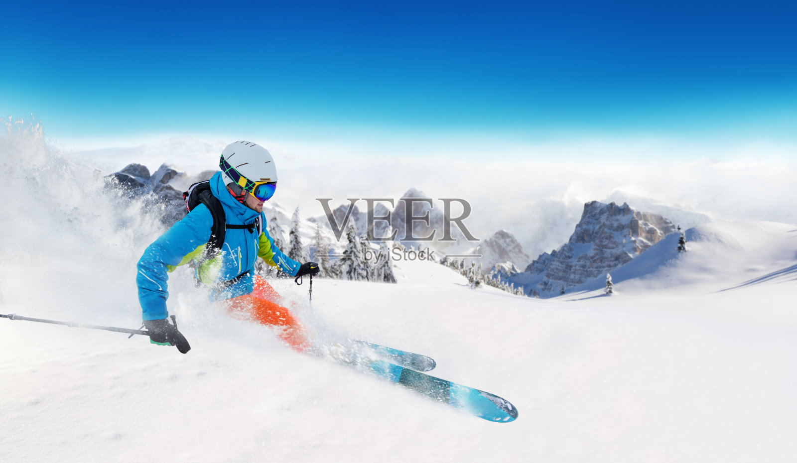 一个年轻人在阿尔卑斯山滑雪照片摄影图片