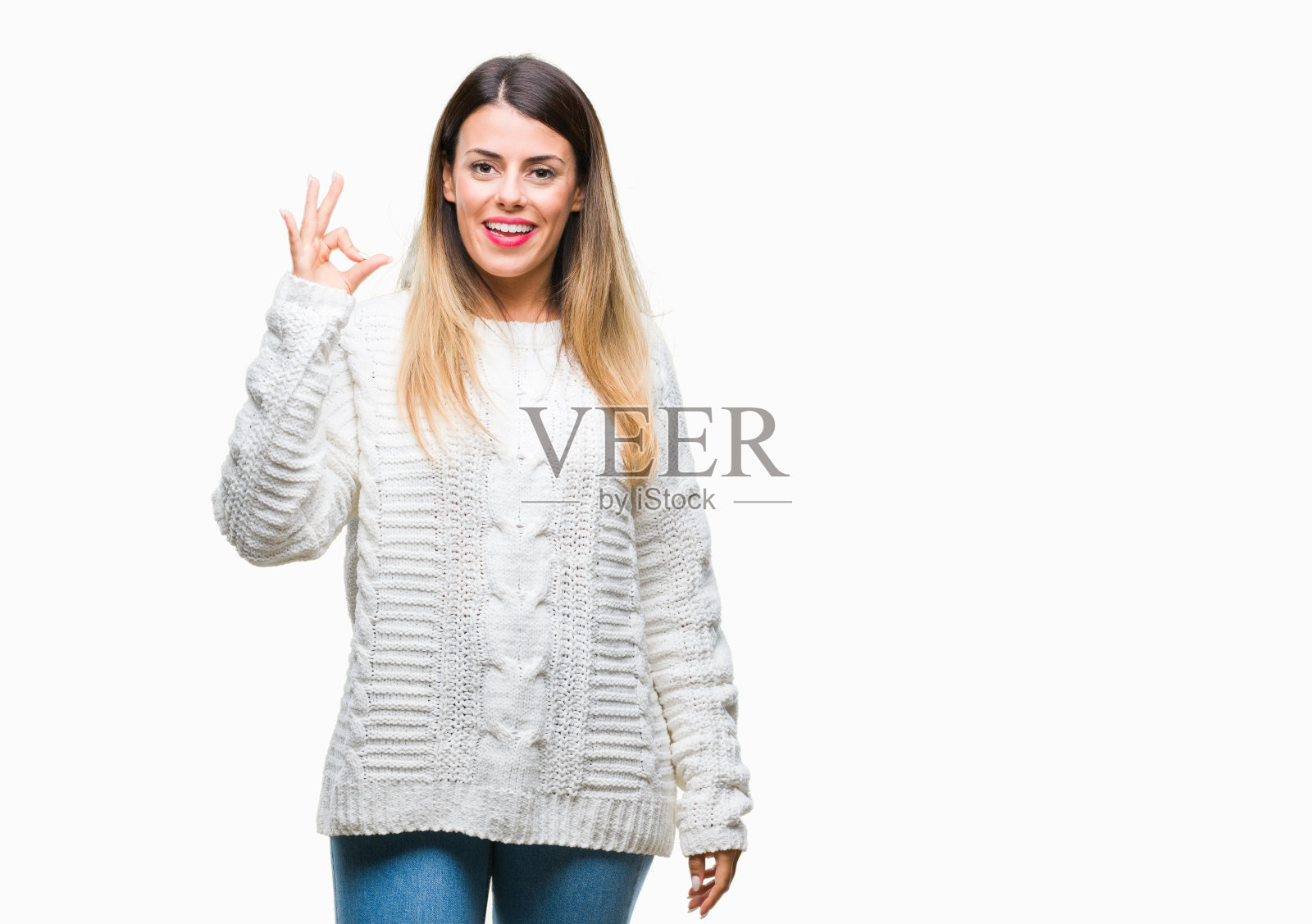 年轻美丽的女人休闲白色毛衣在孤立的背景微笑积极做ok手势与手和手指。成功的表达。照片摄影图片