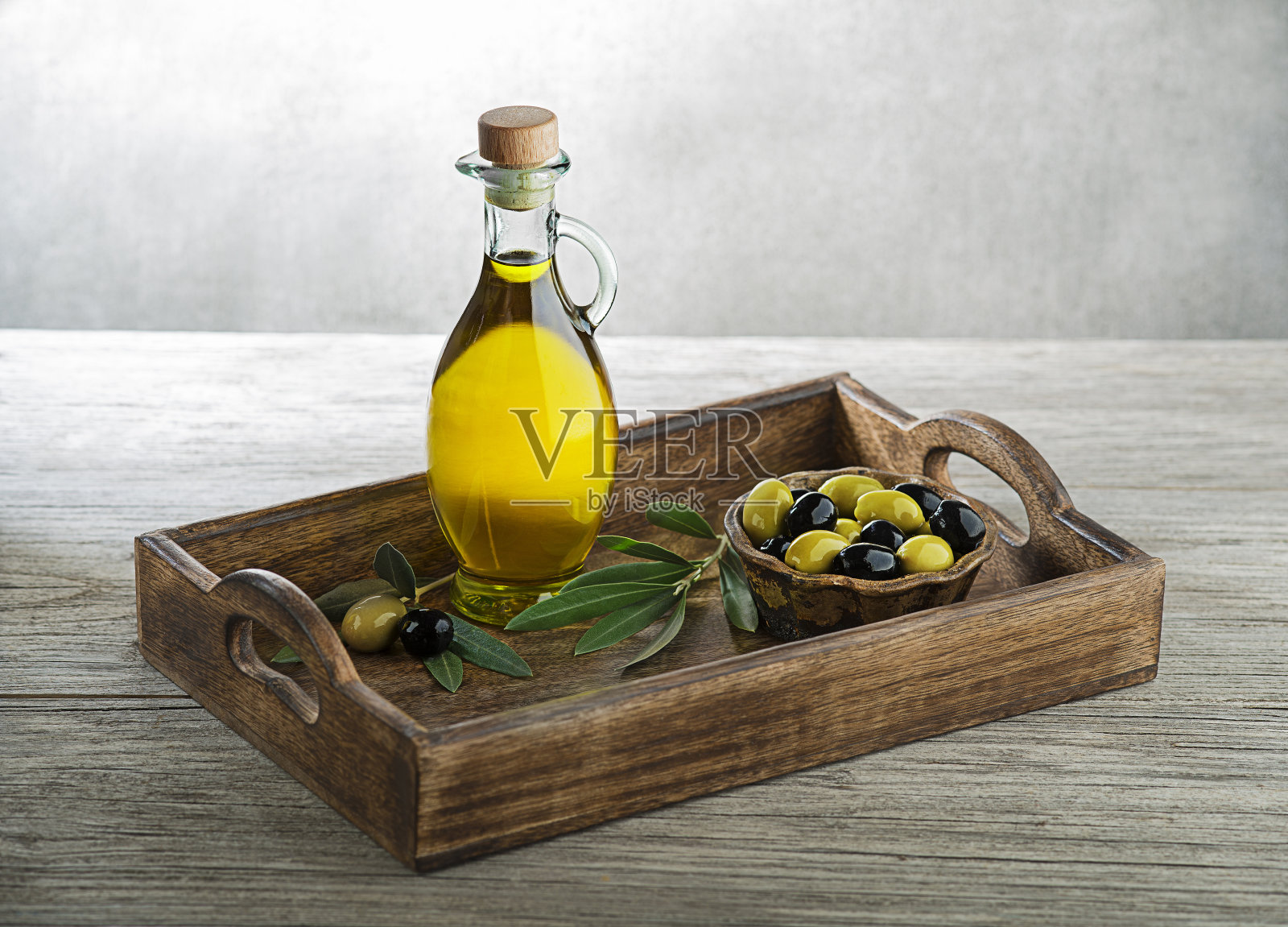 一瓶橄榄油照片摄影图片
