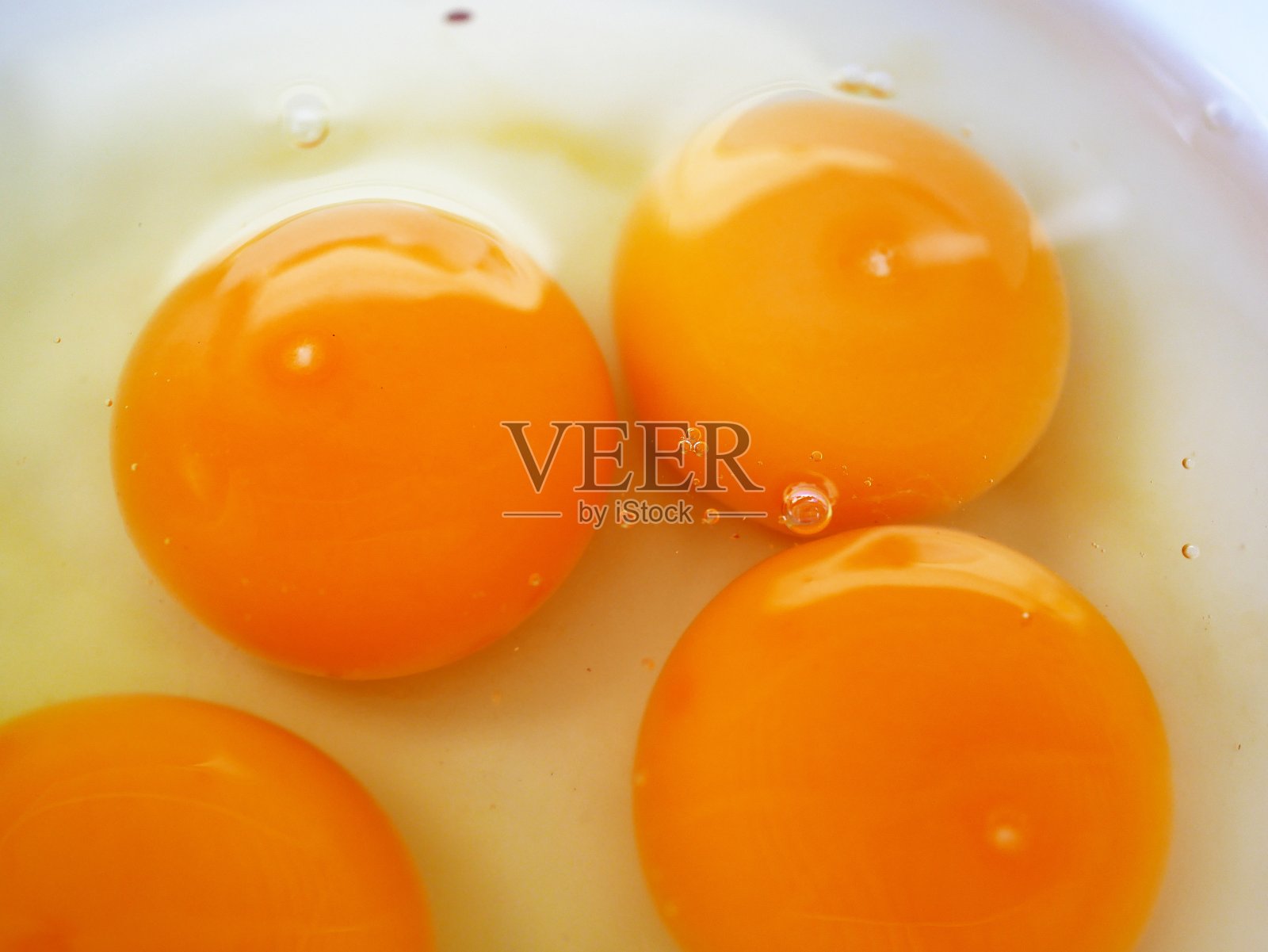 特写蛋黄在白色的碗照片摄影图片