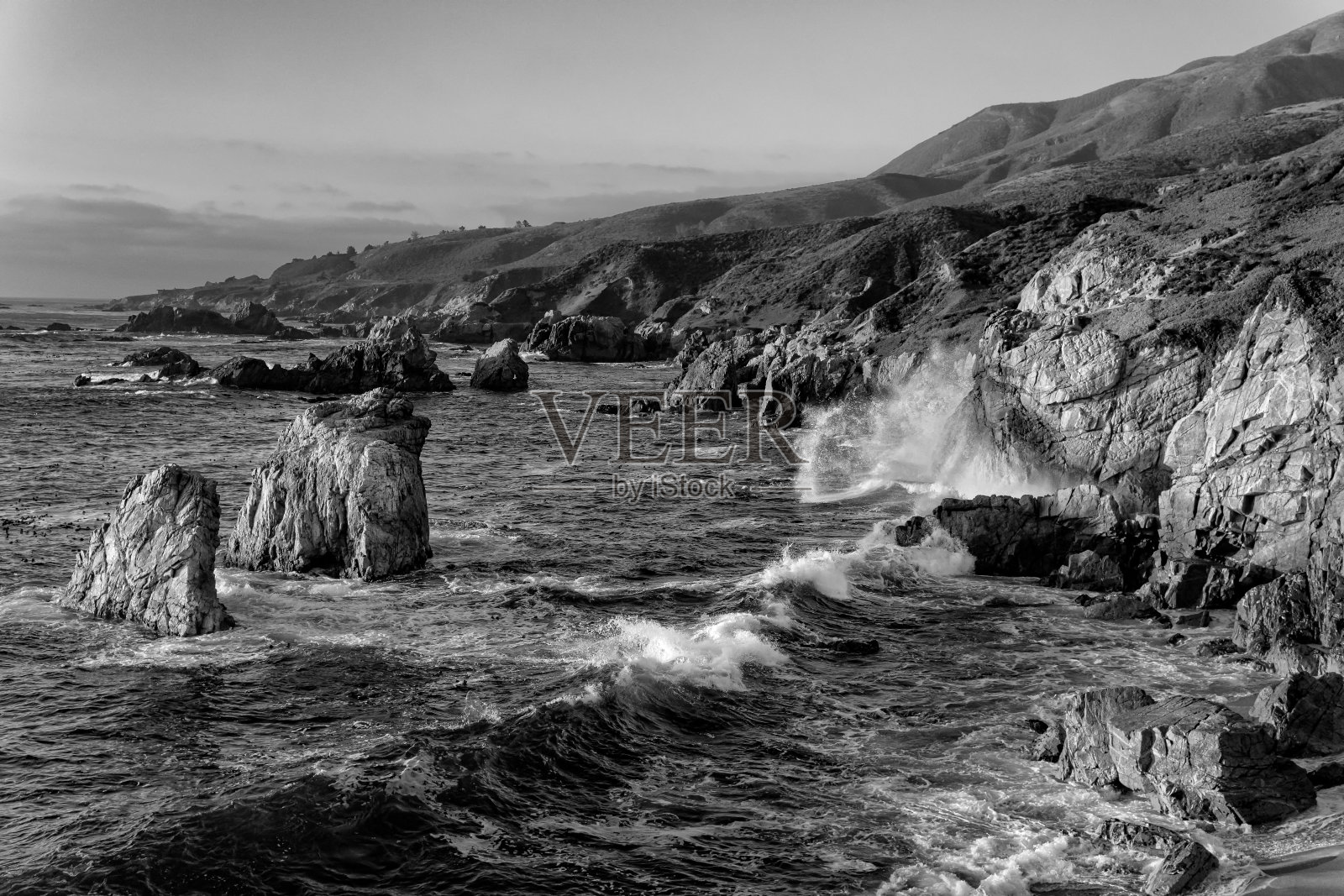 在加拉帕塔州立公园的海浪撞击黑白照片摄影图片
