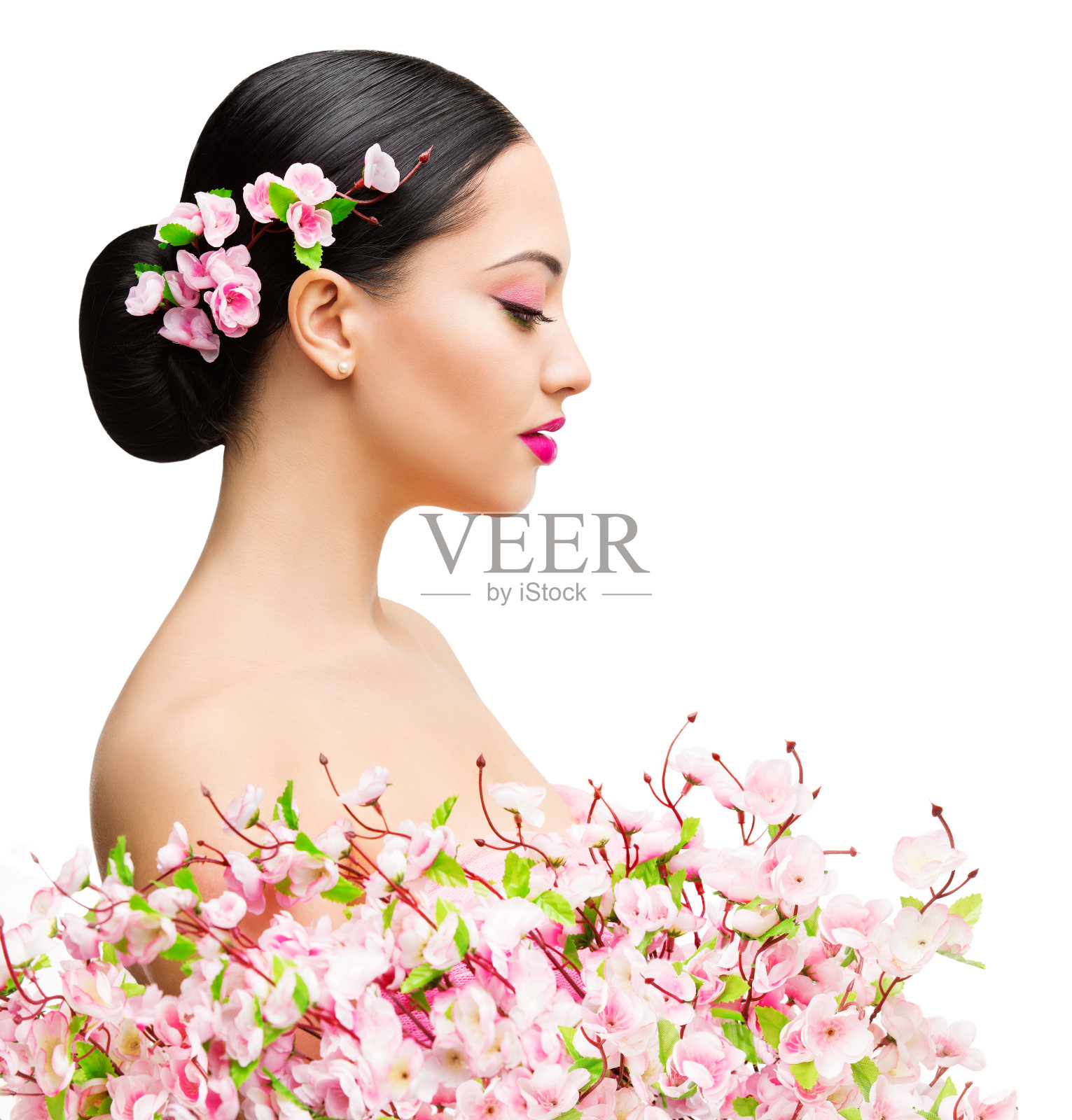 女人美在樱花，美丽的亚洲女孩春天时尚肖像在白色照片摄影图片