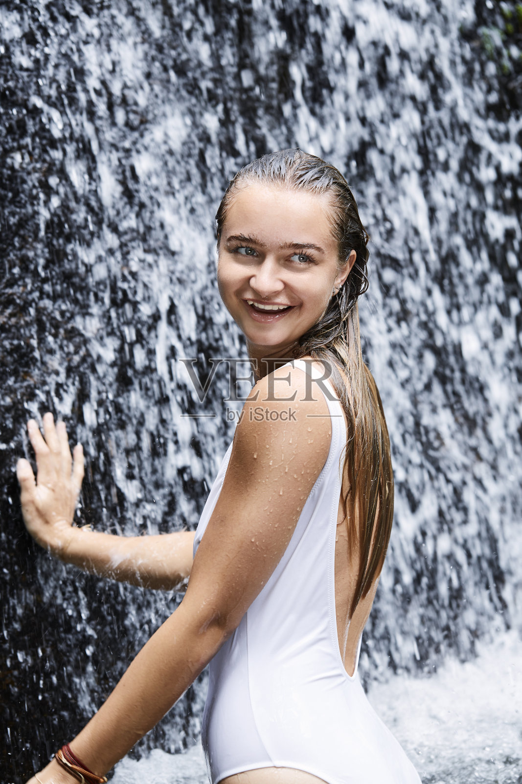 瀑布下的游泳衣女孩照片摄影图片
