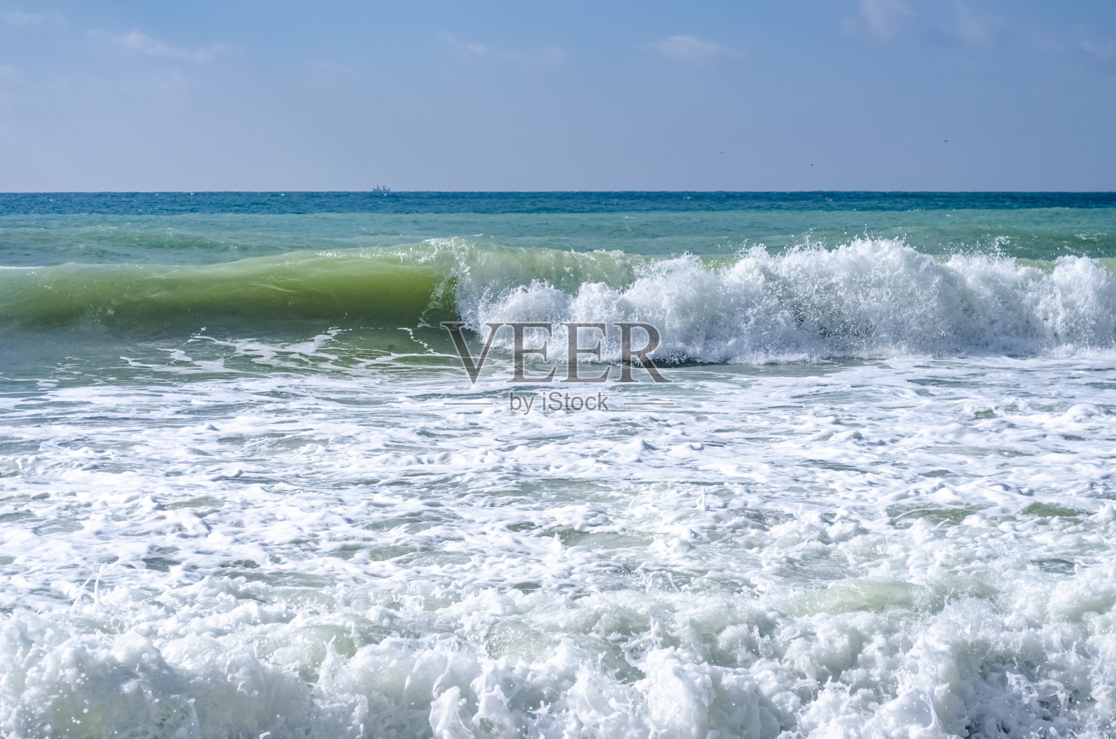 黑海上溅起的浪花。照片摄影图片