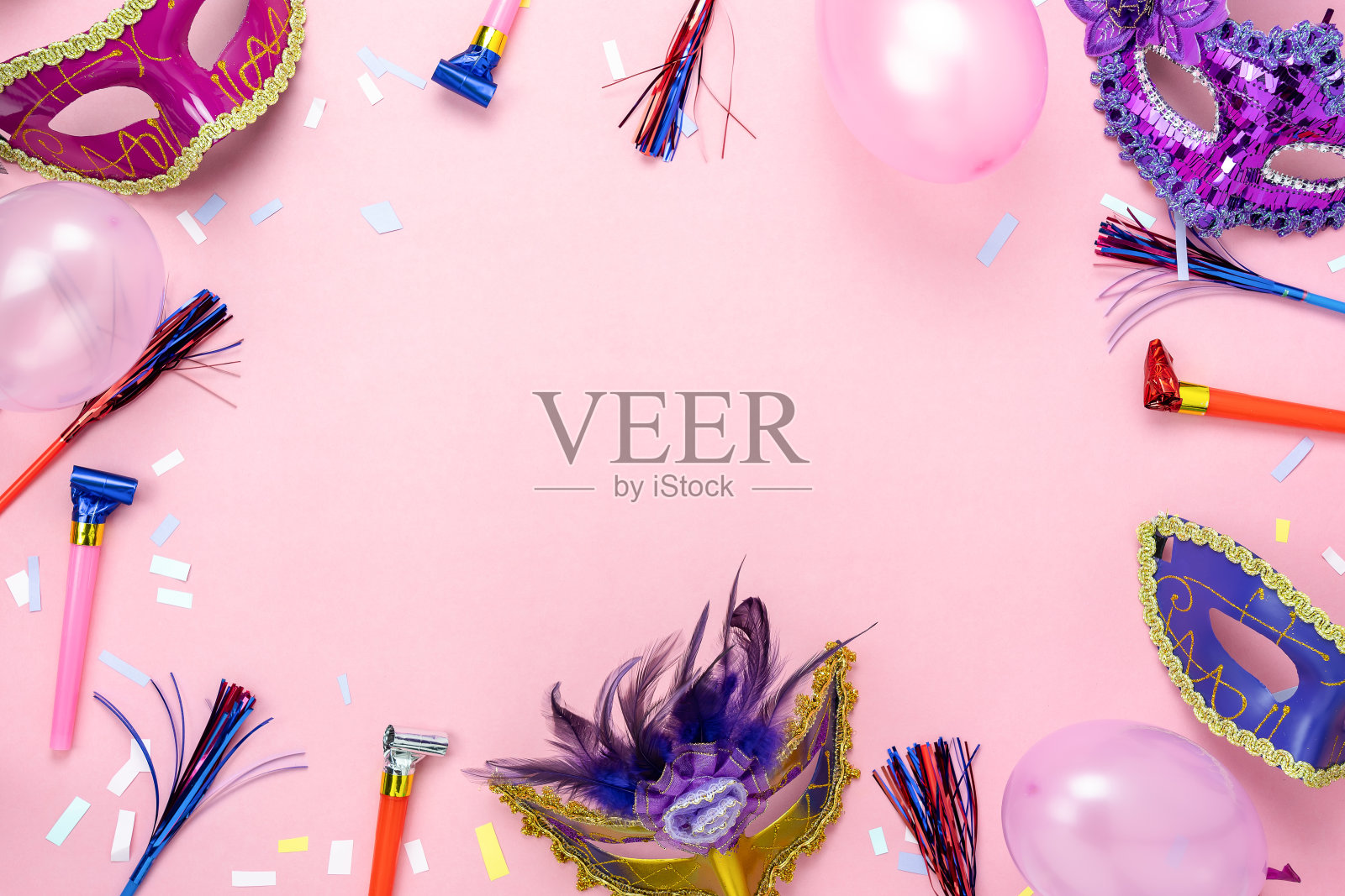 桌面俯瞰航拍图像的美丽多彩的狂欢节季节或照片亭prop Mardi Gras背景。平铺物体彩色面具与五彩纸屑和装饰派对在粉红色的纸上。照片摄影图片