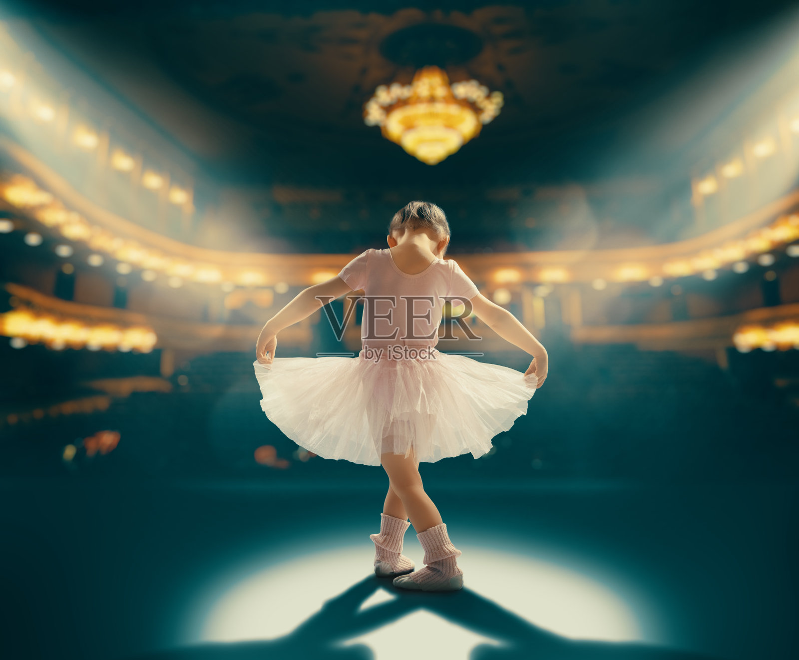 女孩梦想成为一名芭蕾舞演员照片摄影图片