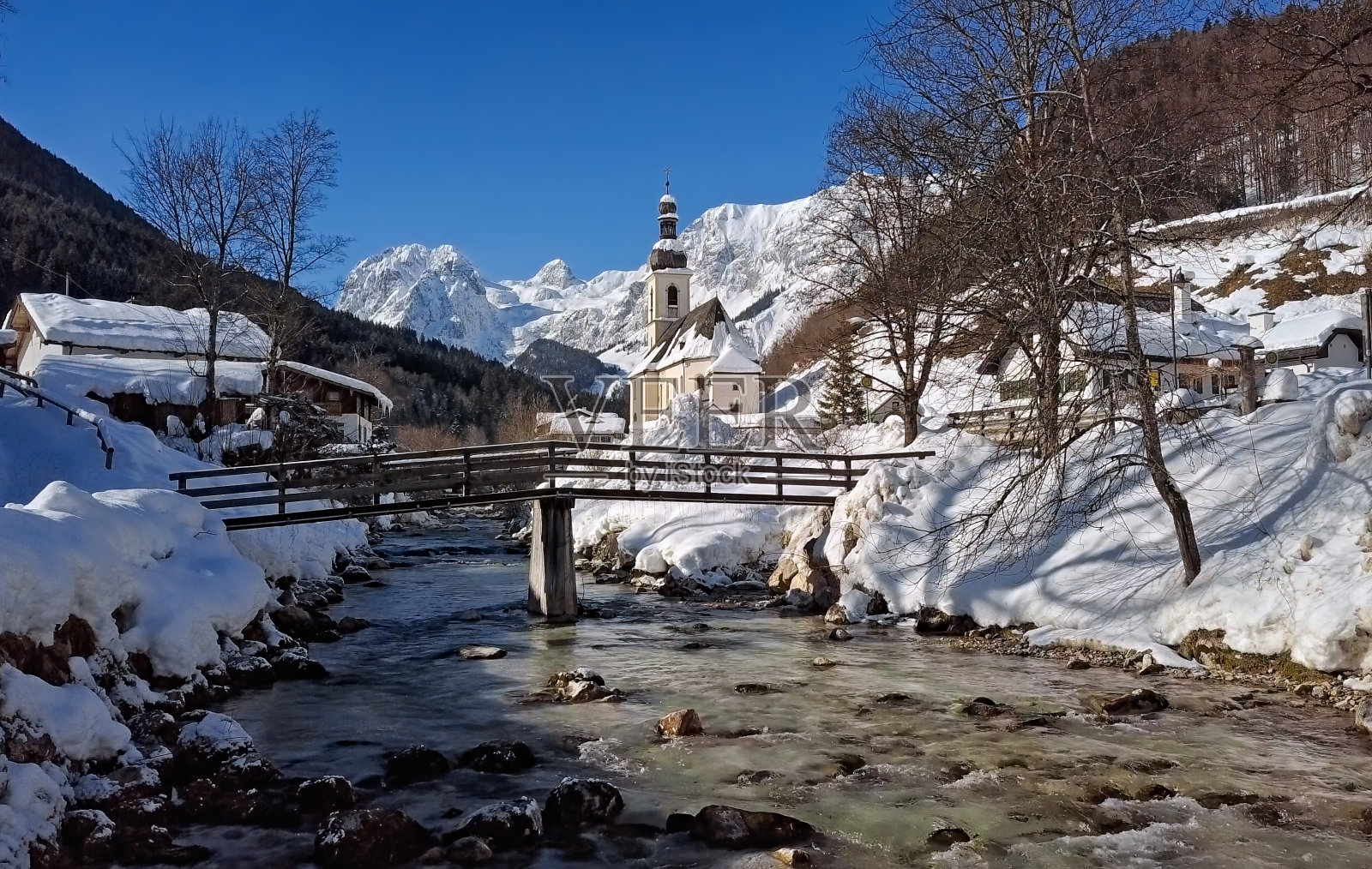 冬季景色著名的教区教堂圣塞巴斯蒂安在拉姆绍，贝希特斯加登，巴伐利亚阿尔卑斯，德国照片摄影图片