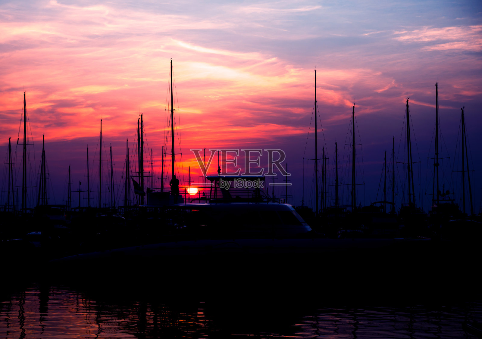 美丽的码头和港口，游艇和摩托艇。海边的日落。照片摄影图片