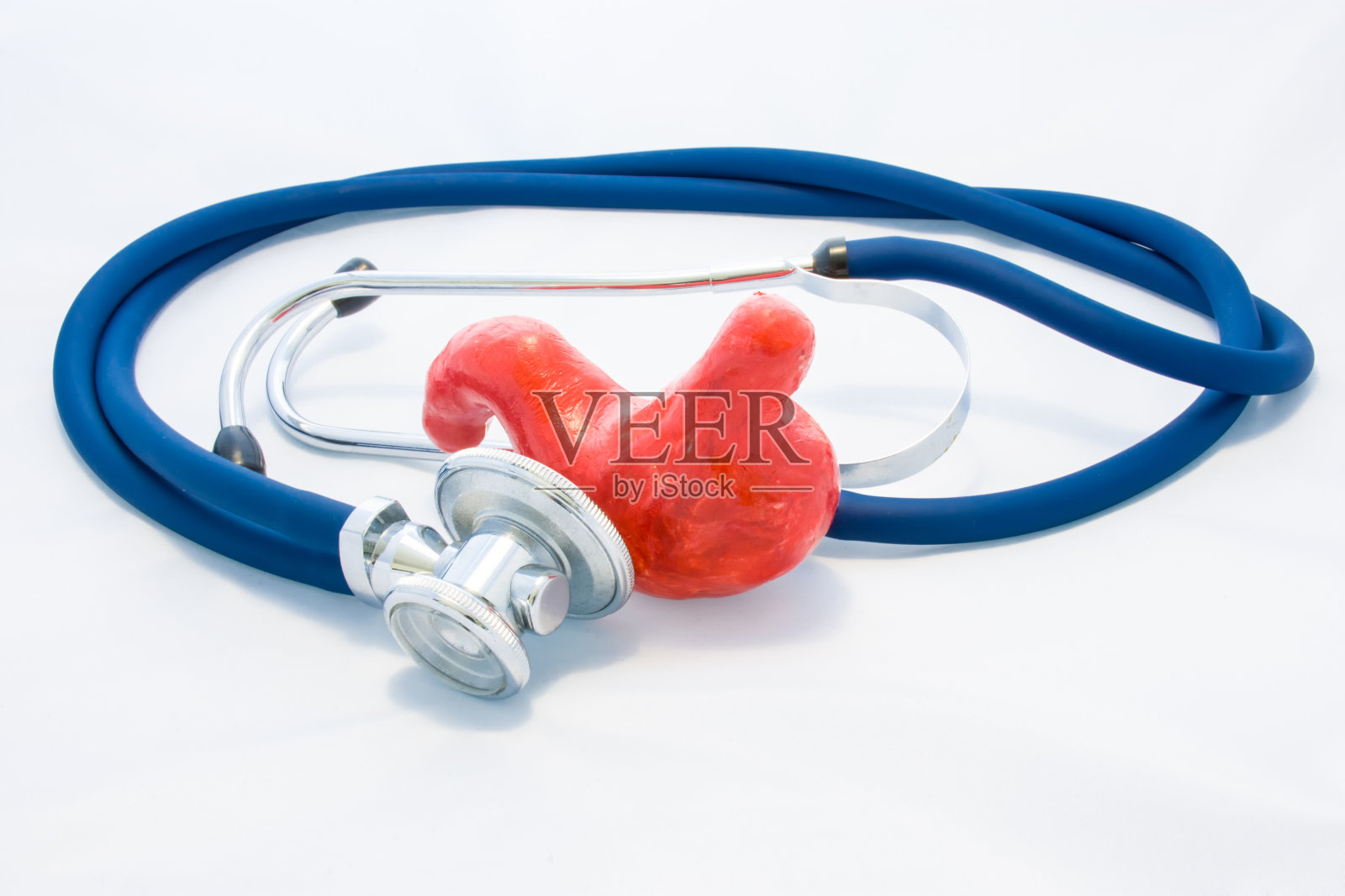 蓝色的听诊器在白色背景上环绕着胃的形状。影像诊断思路，胃、消化道疾病防治，术前准备，研究照片摄影图片