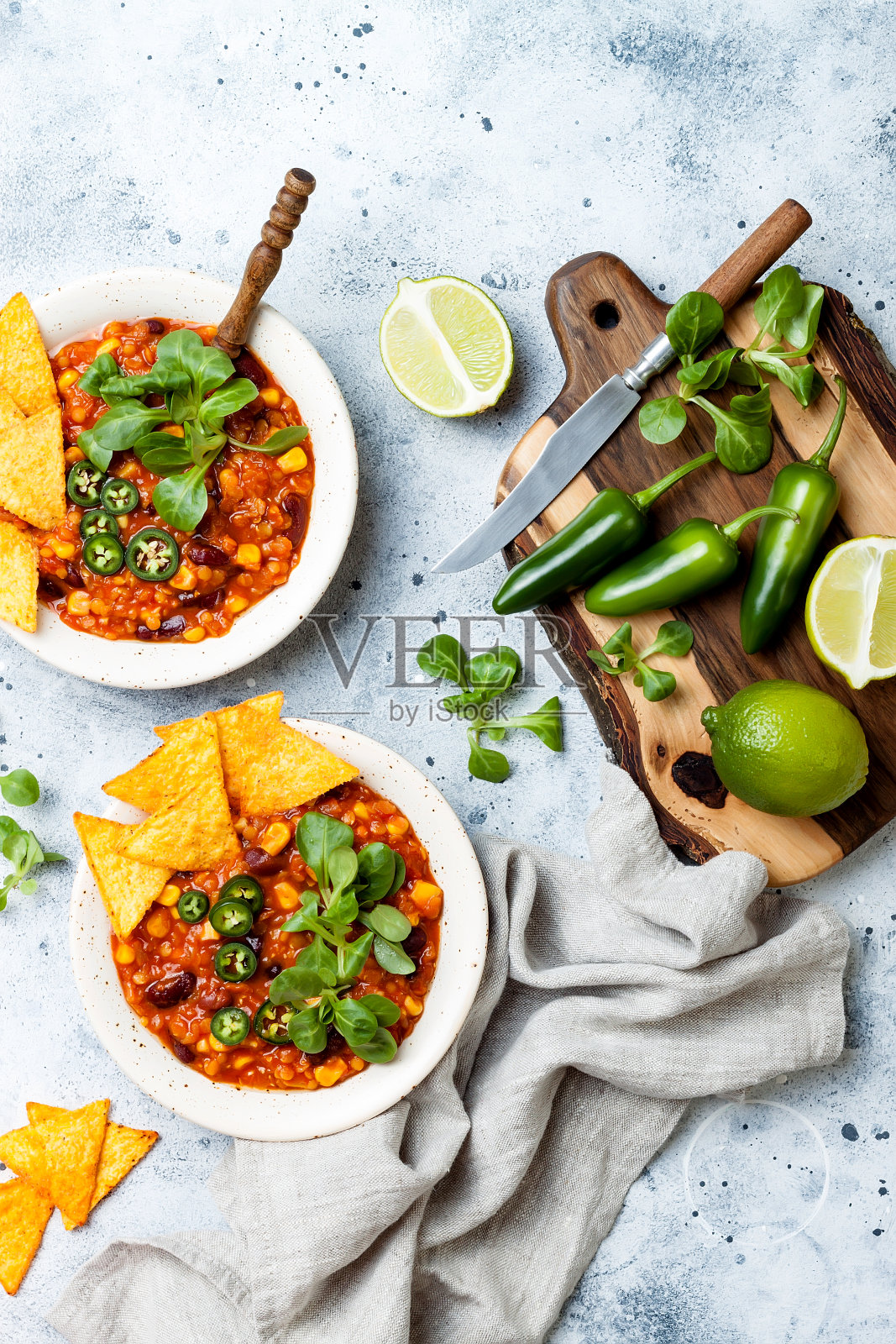 素食香辣牛肉配小扁豆，豆子，玉米片，酸橙，墨西哥胡椒。墨西哥传统的菜照片摄影图片