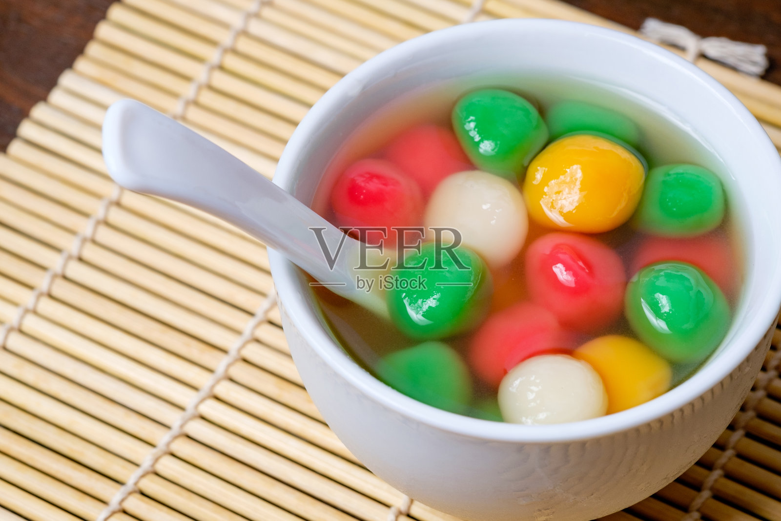 汤圆或中国传统的甜汤圆照片摄影图片