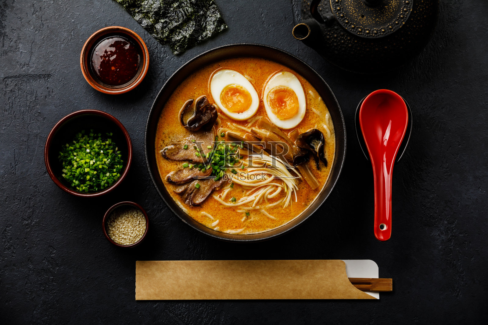 亚洲拉面汤汁牛肉舌肉，蘑菇和Ajitama腌制鸡蛋在碗中深色背景照片摄影图片
