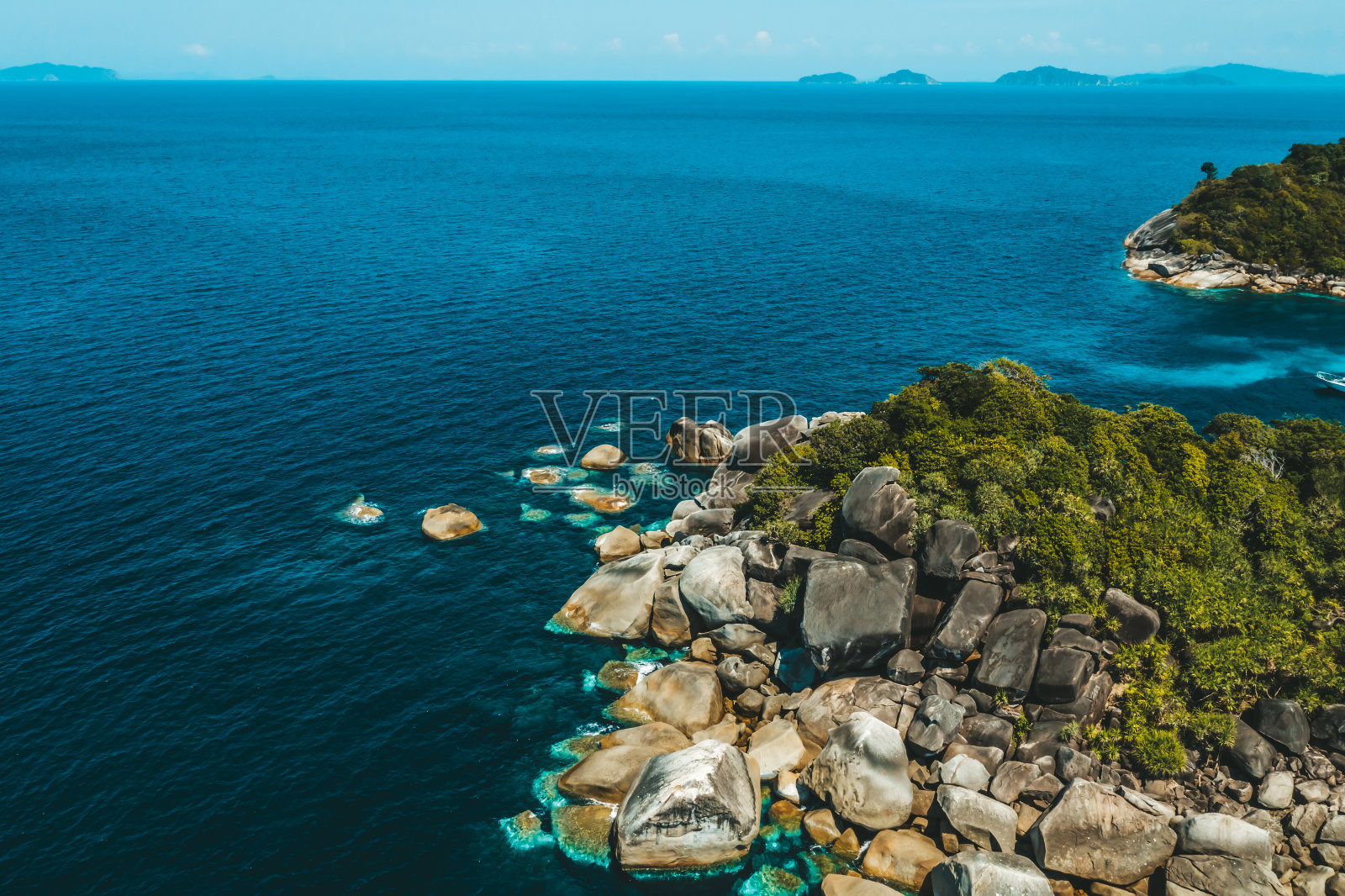 鸟瞰图岩石在博尔德岛，缅甸照片摄影图片