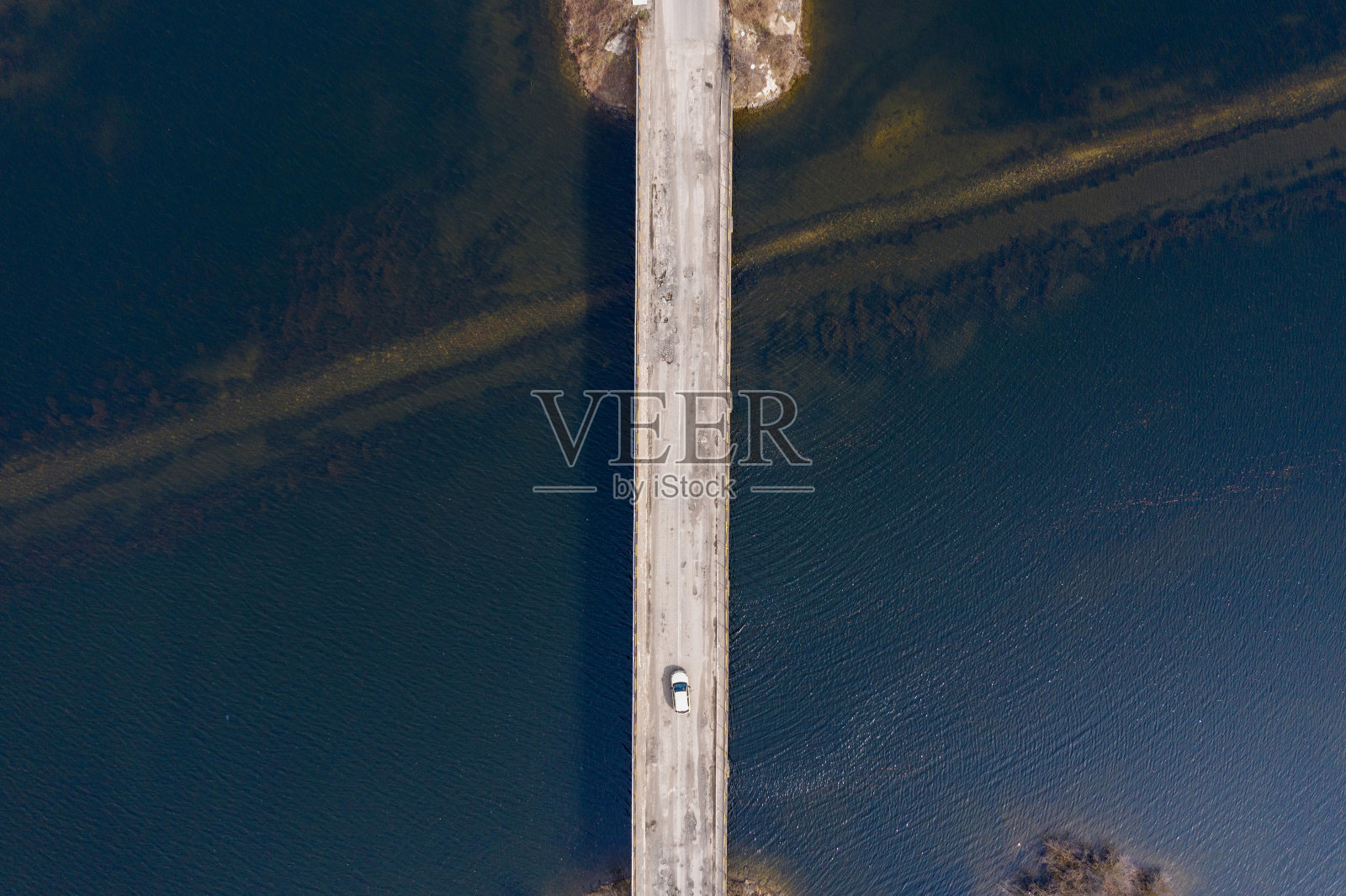 横跨湖面的桥的鸟瞰图照片摄影图片