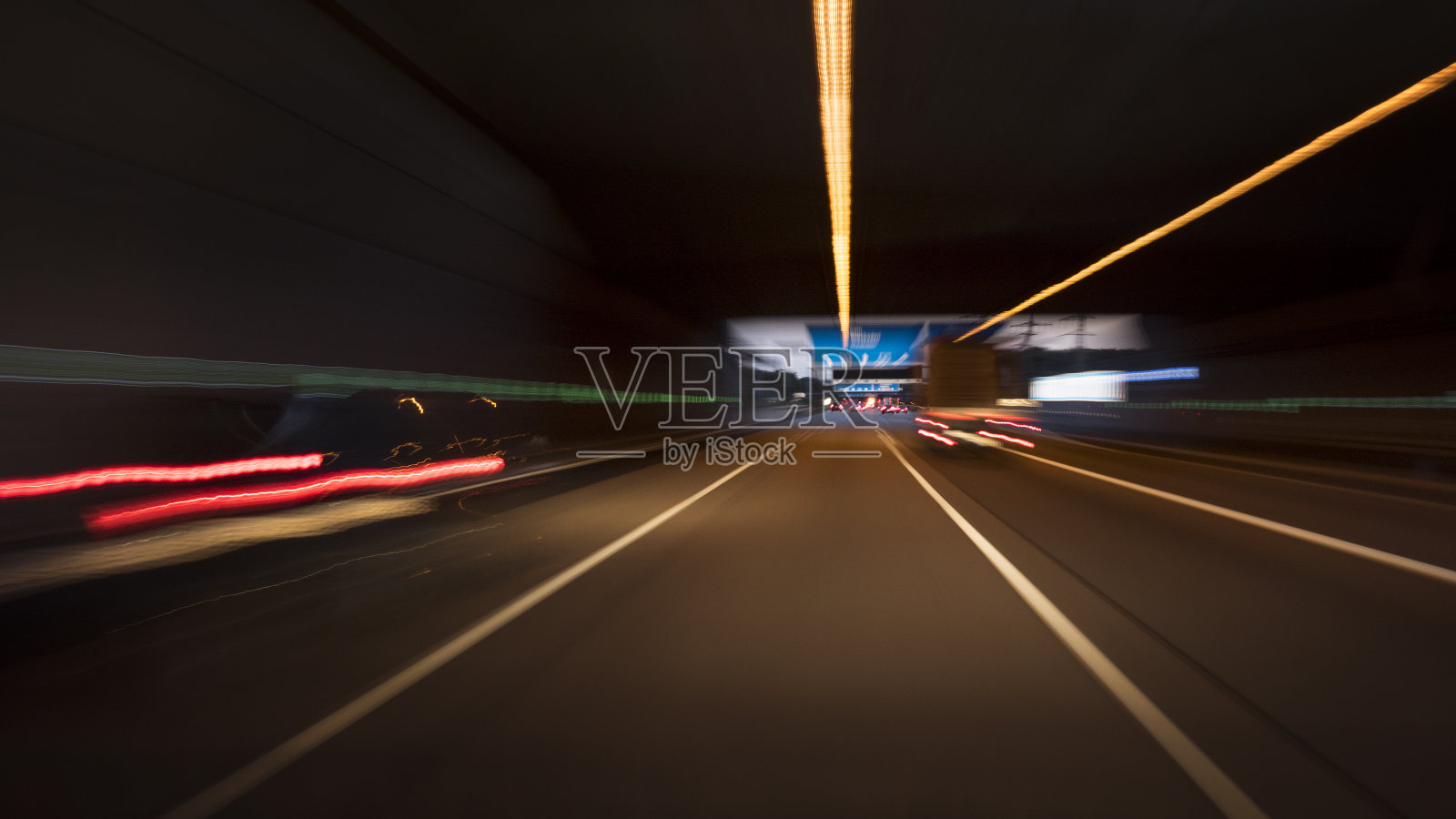 黄昏时高速公路上的交通照片摄影图片