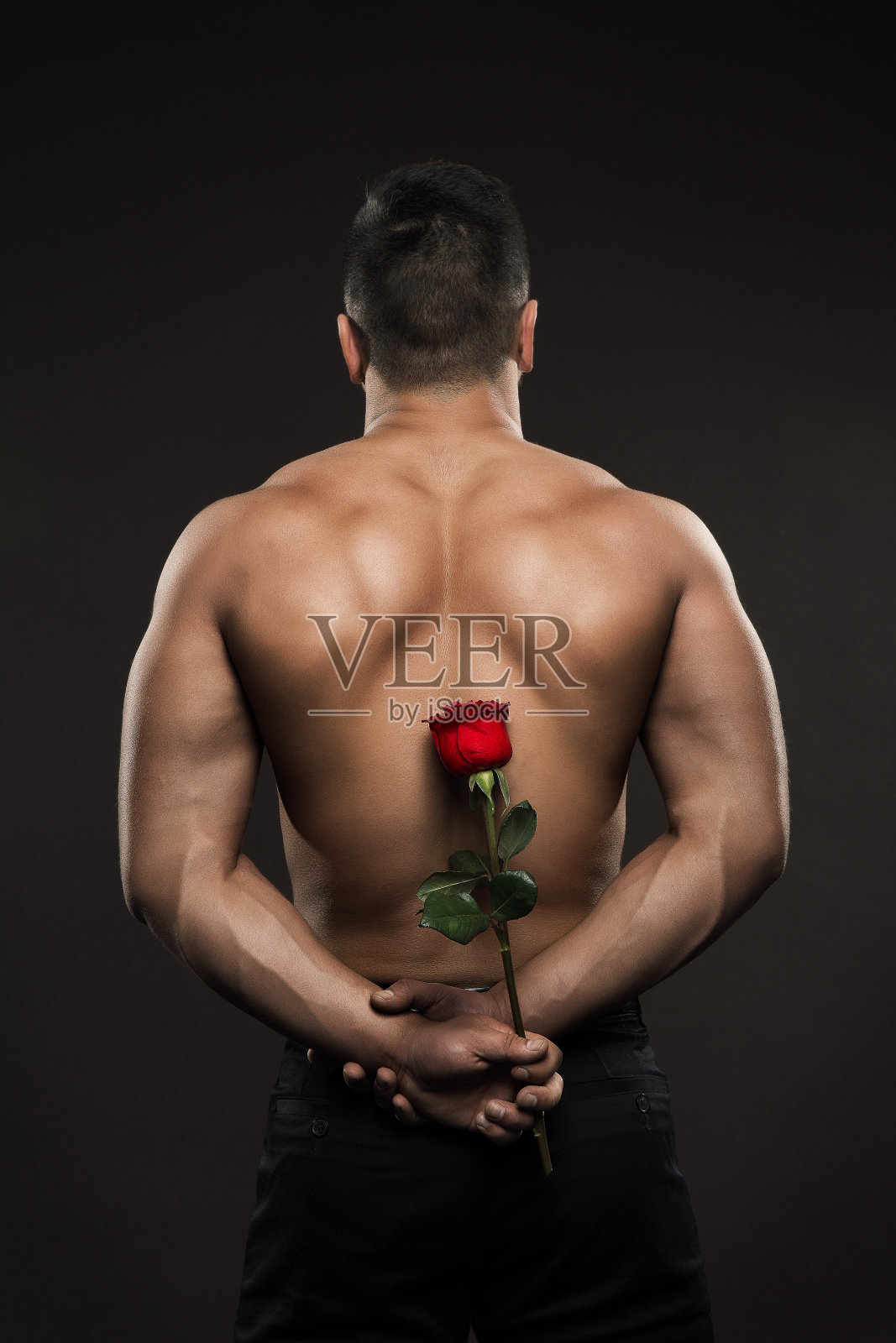 运动员男人后视图，运动员男孩隐藏玫瑰花，肌肉裸体照片摄影图片